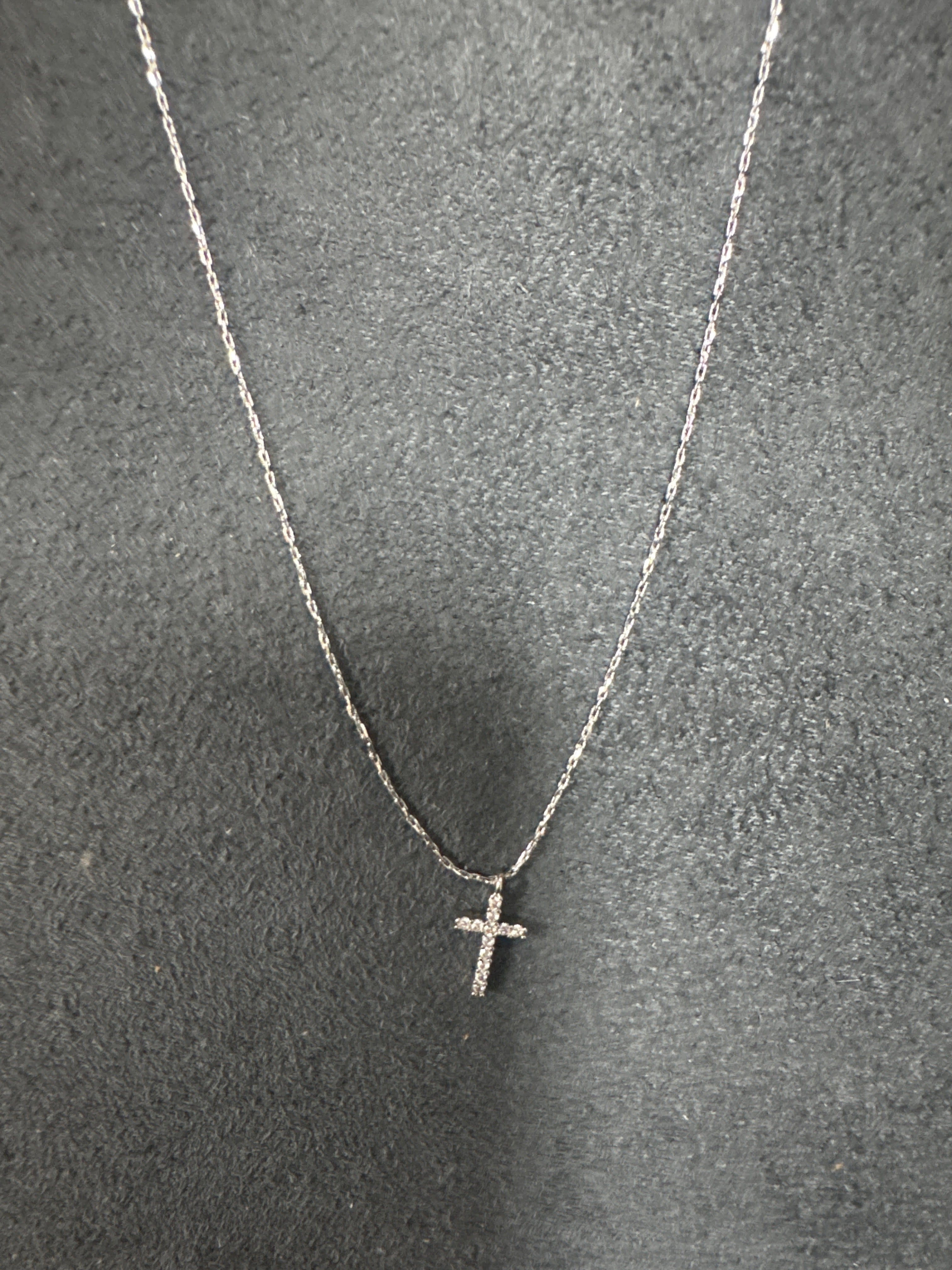 DELICATE CHAIN NECKLACE W/CROSS PENDANT