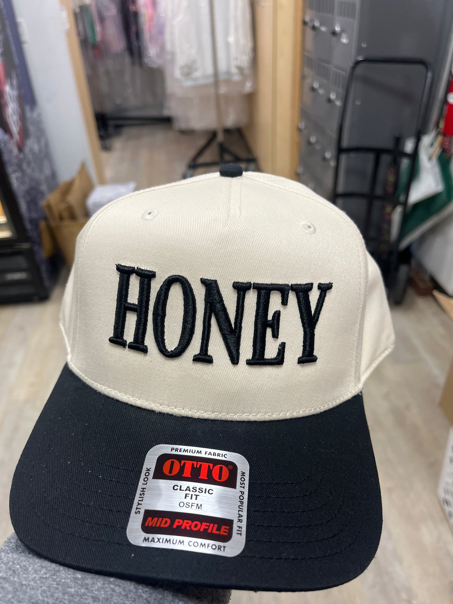 BLACK/TAN HAT - HONEY