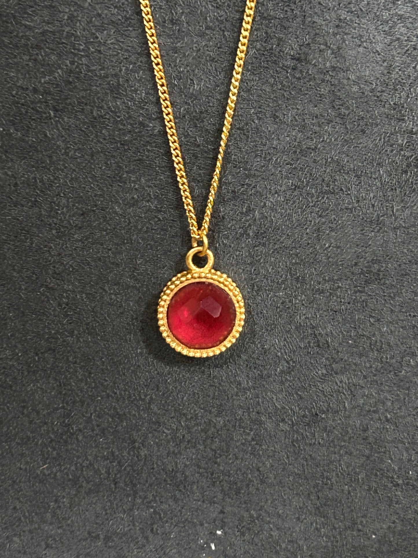 FLEUR-DE-LIS SOLITAIRE NKLC GOLD IRR RUBY RED