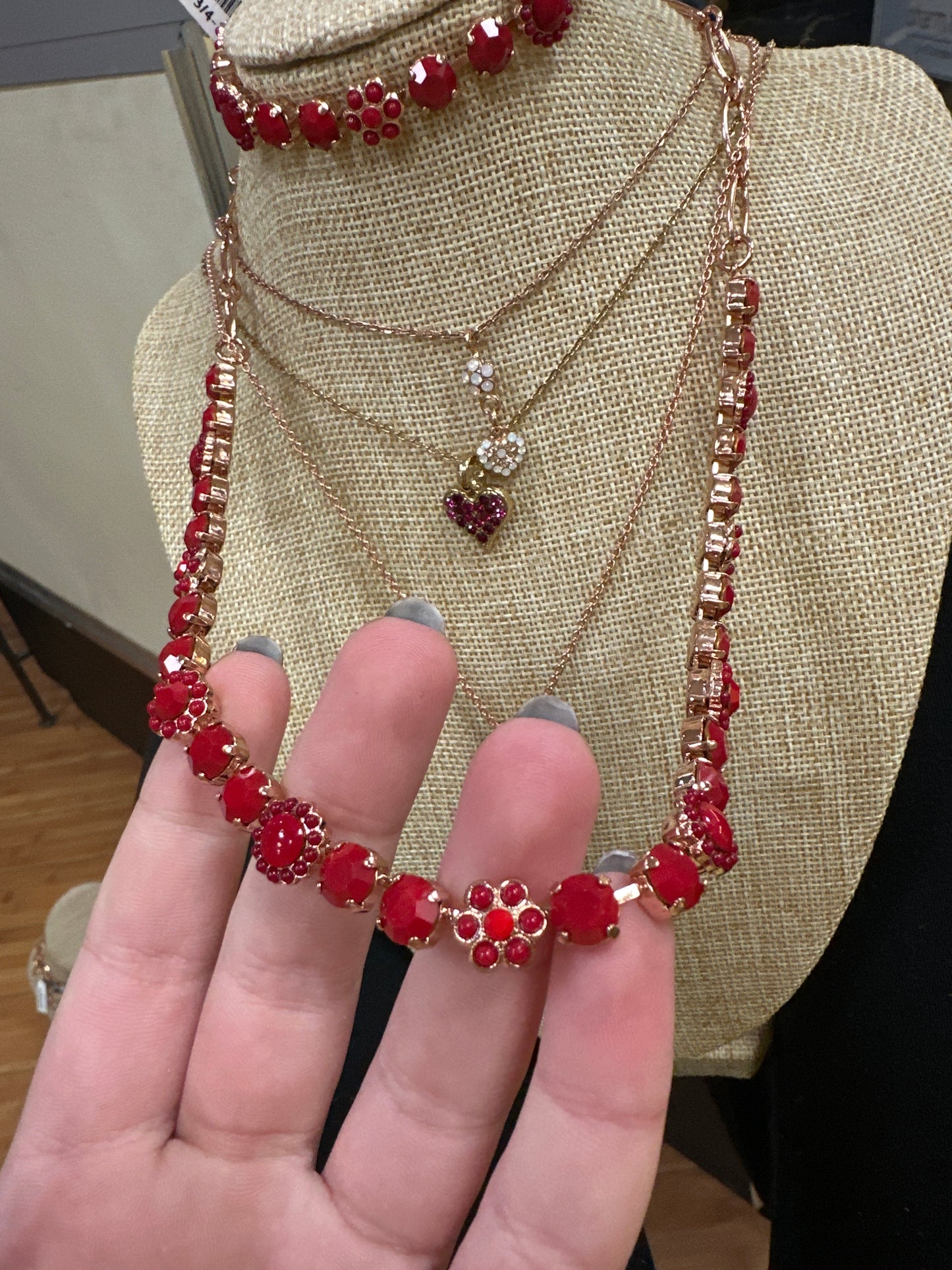 MARIANA RG NECKLACE - W/RED AND FLORAL CRYSTALS