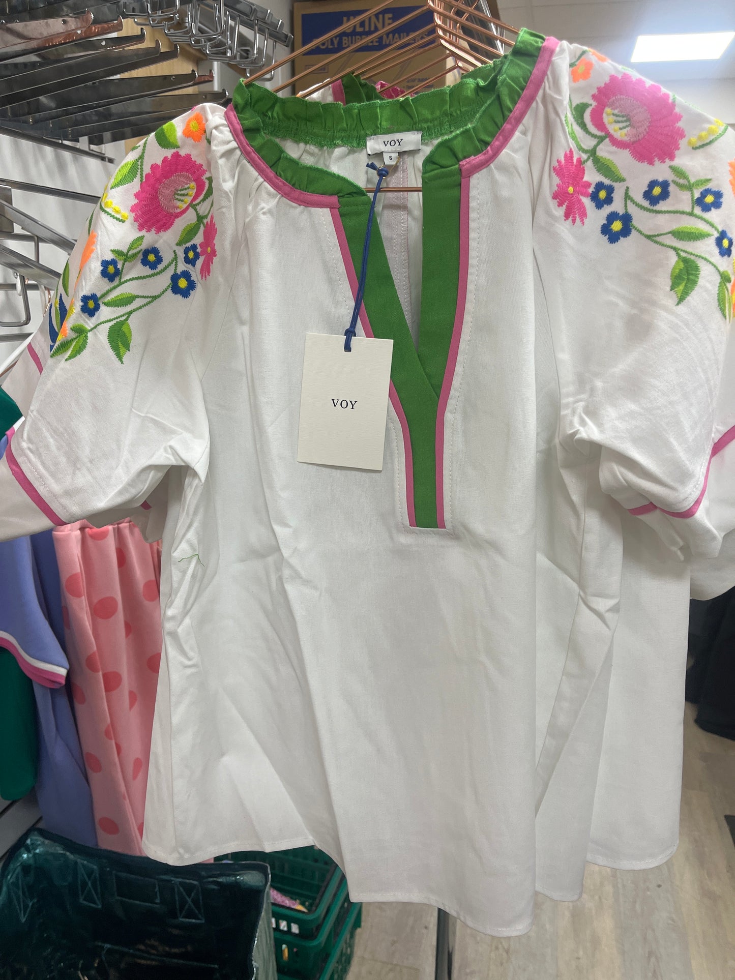 WHITE FLORAL EMBROIDERED RAGLAN TOP W/MULTI COLOR PIPING