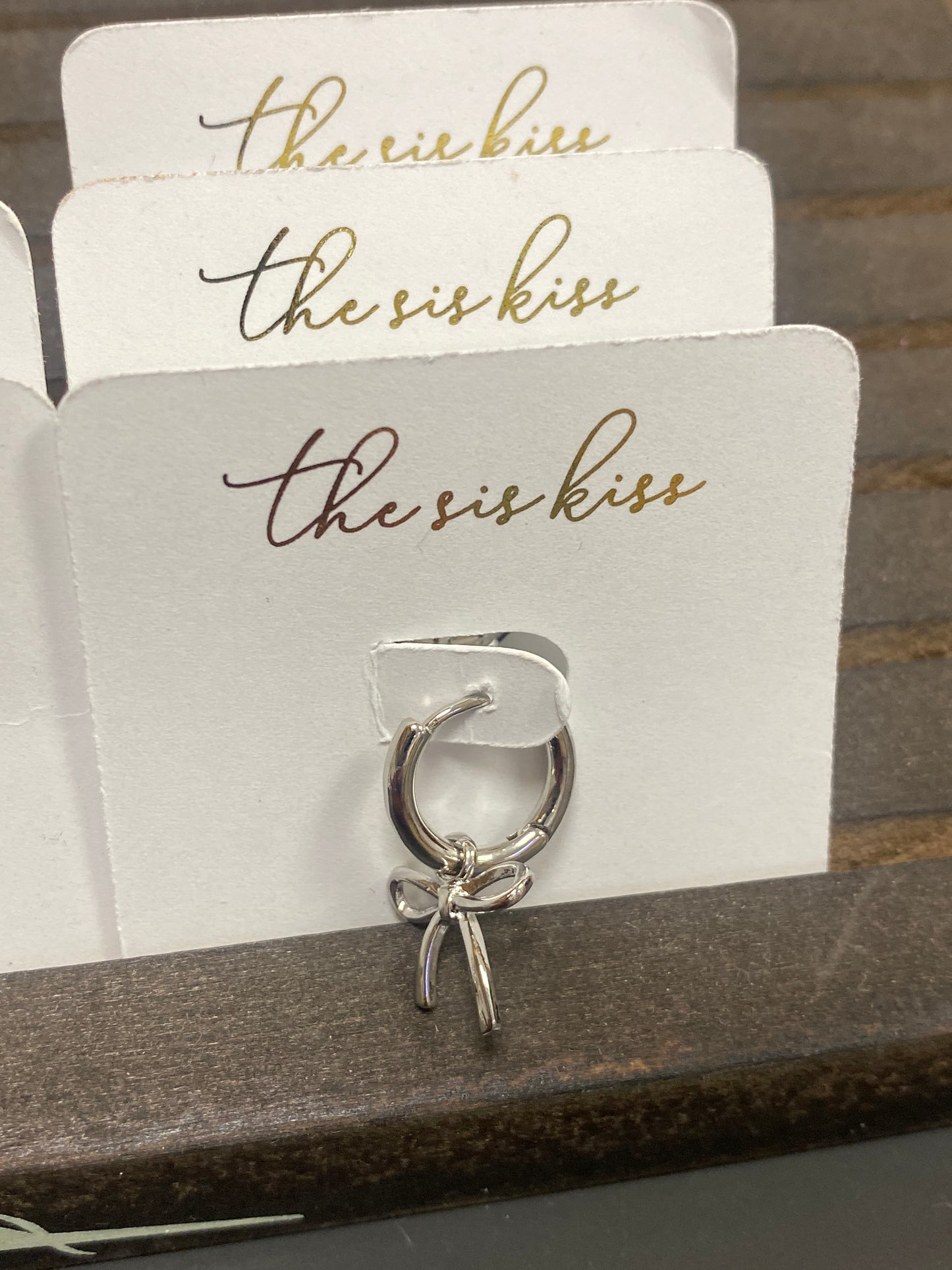 SILVER HUGGIE W/BOW CHARM