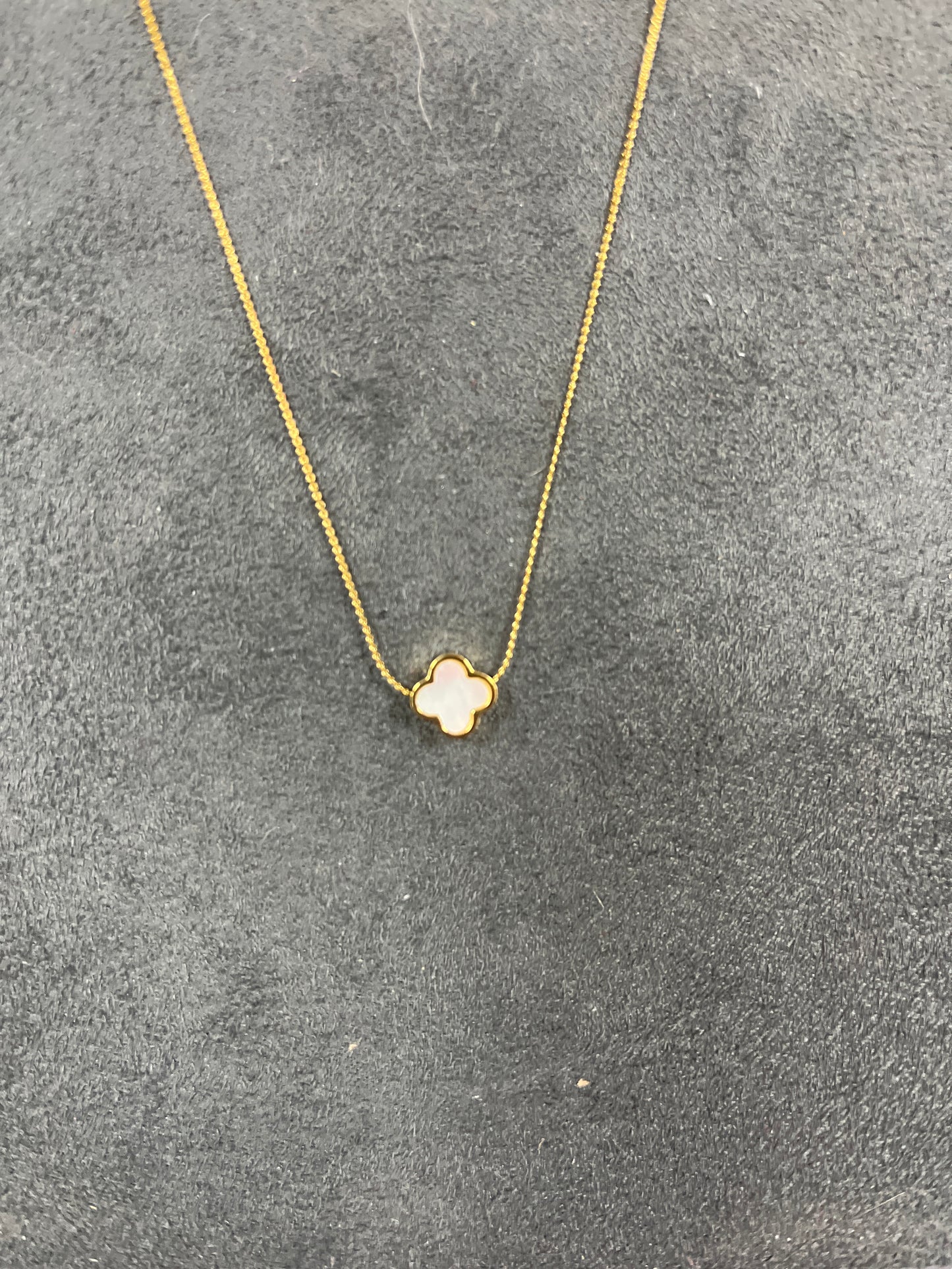 GOLD NECKLACE WITH IVORY CLOVER
