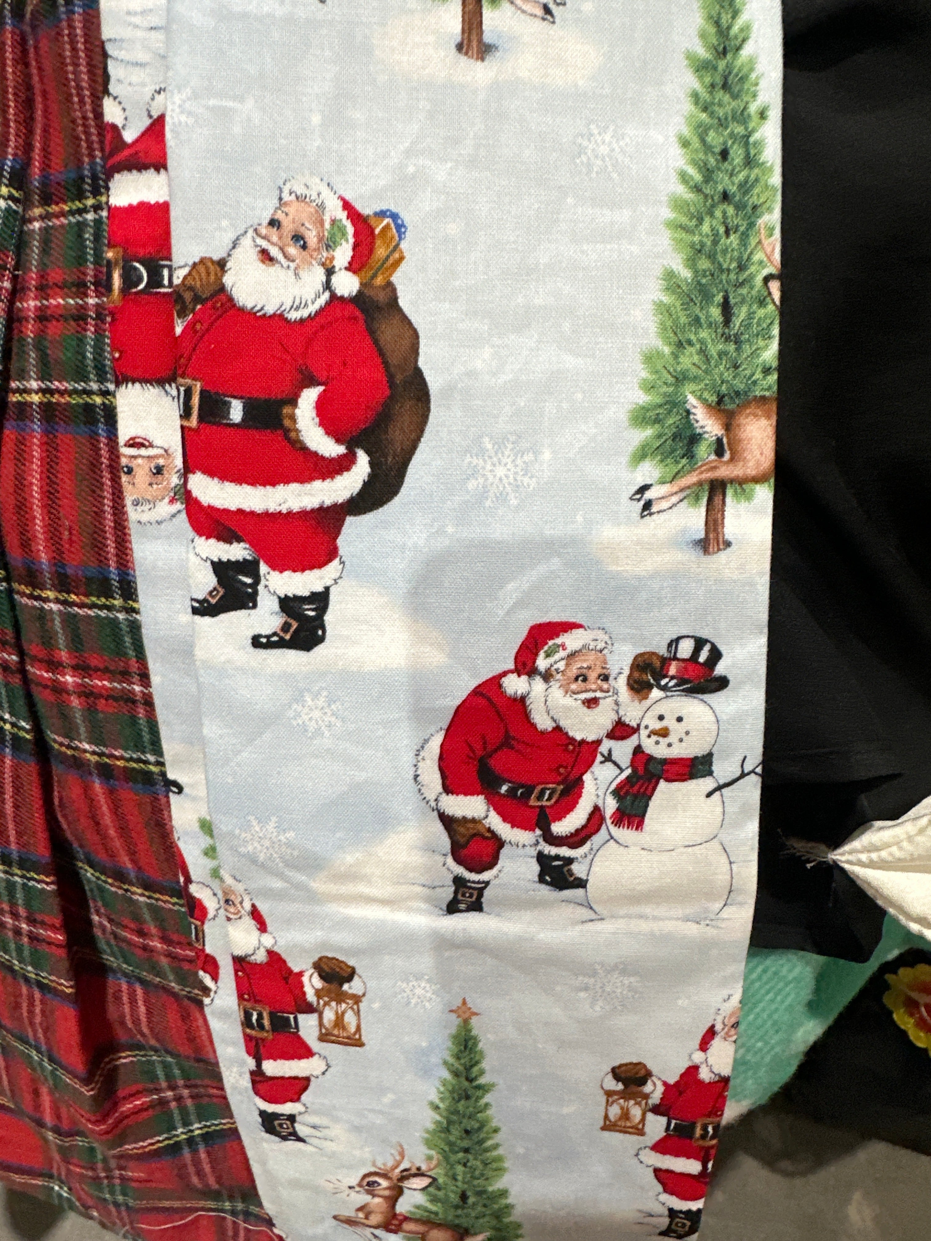 Lt Blue Santa Scenery Wreath Scarf