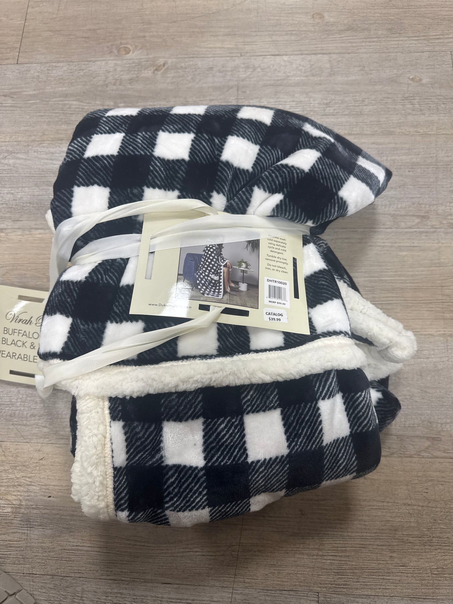 WEARABLE THROW - BLACK & WHITE PLAID
