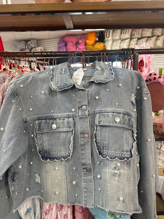 LIGHT DENIM SCALLOP DETAIL JACKET W/PEARLS - M