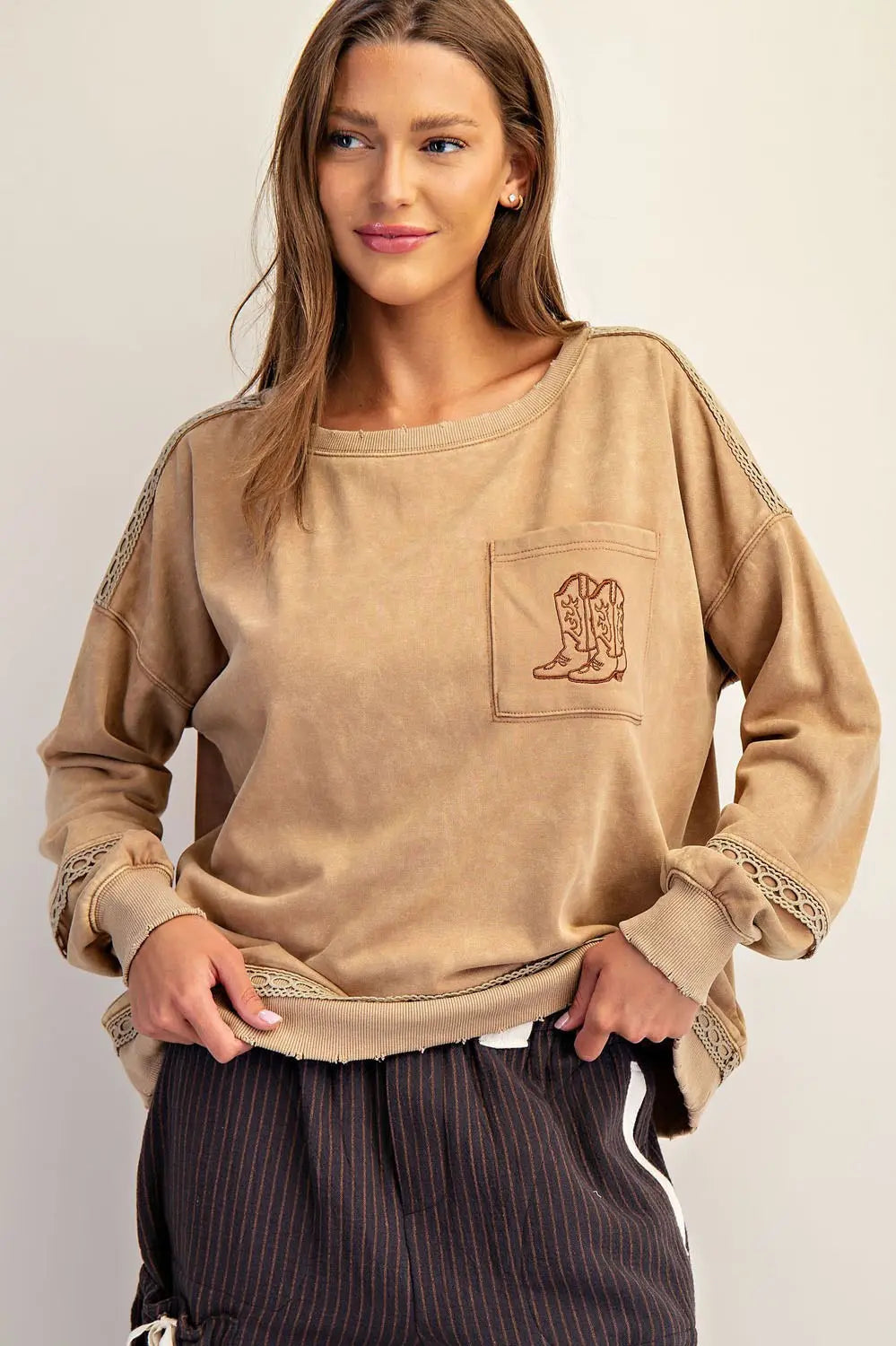 MINERAL WASHED BOOT MOTIFF SWEATSHIRT - MOCHA MOUSSE
