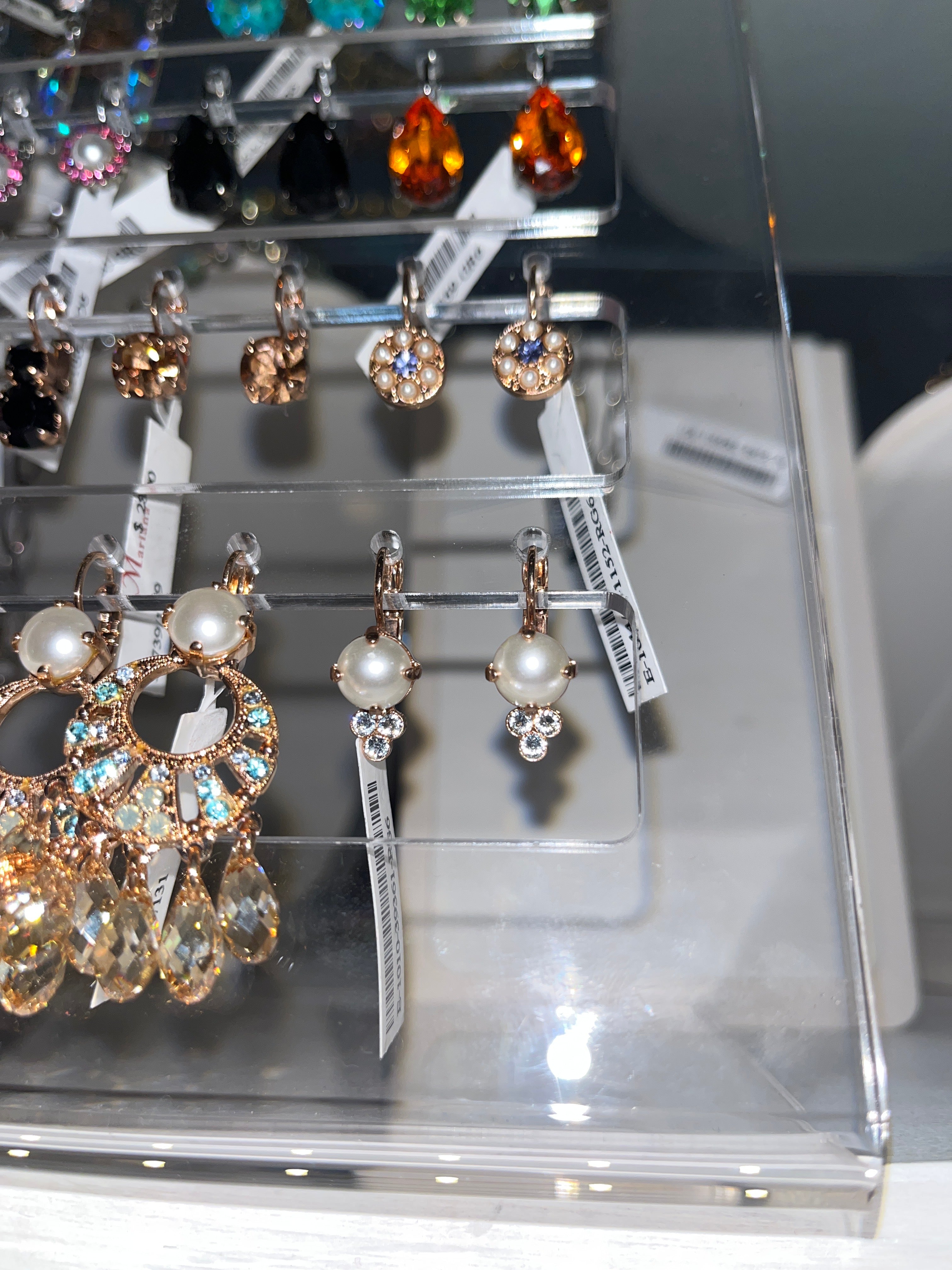 RG PEARL HANGING STUD