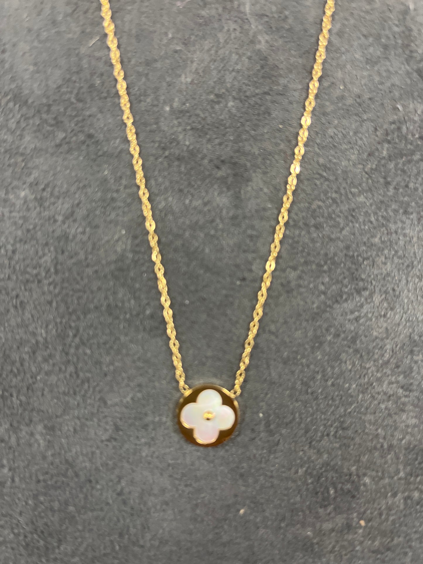 GOLD NECKLACE W/IVORY INLAY CLOVER DESIGN PENDANT