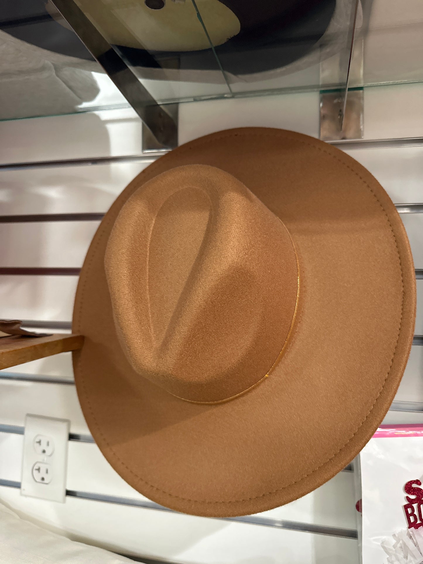 BROWN HAT W/GOLD BAND