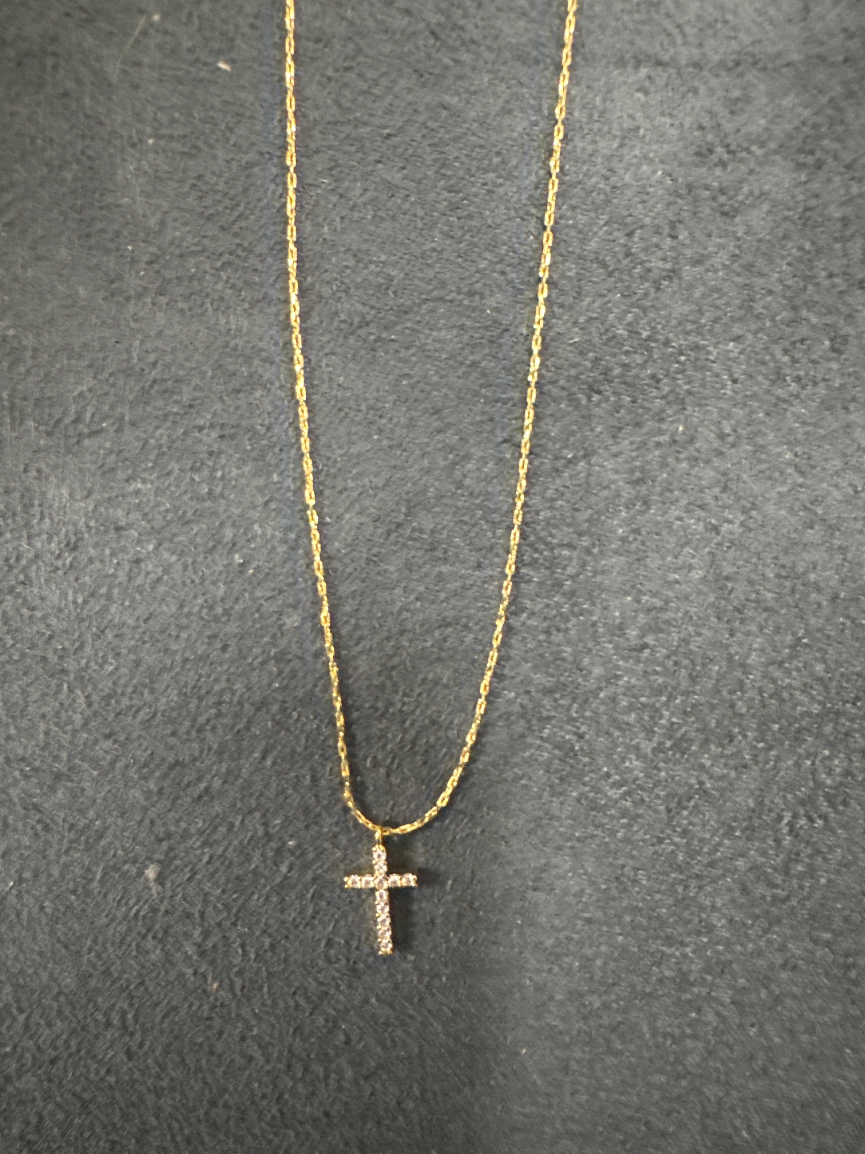 DELICATE CHAIN NECKLACE W/CROSS PENDANT