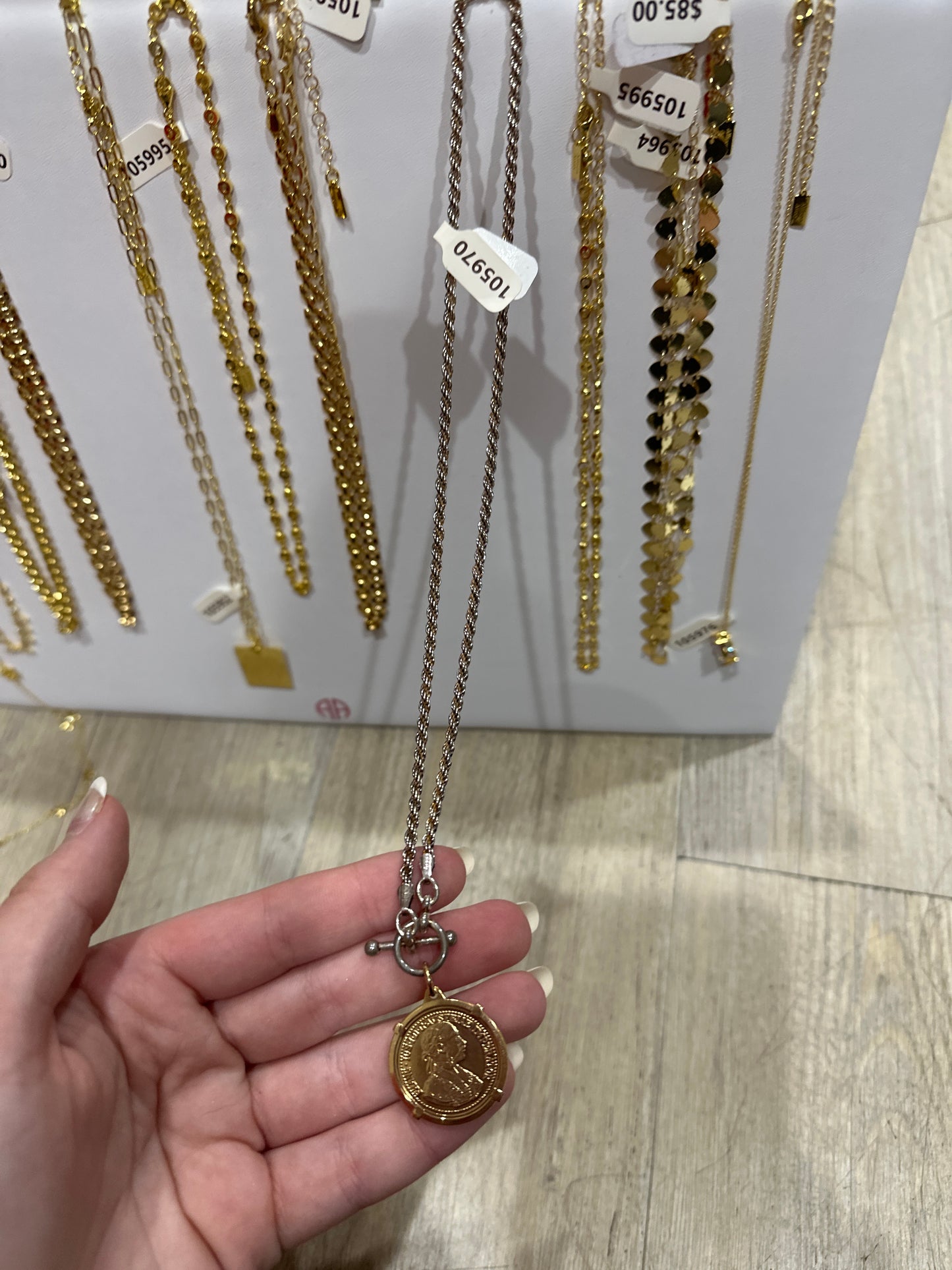GWEN CHAIN W/COIN