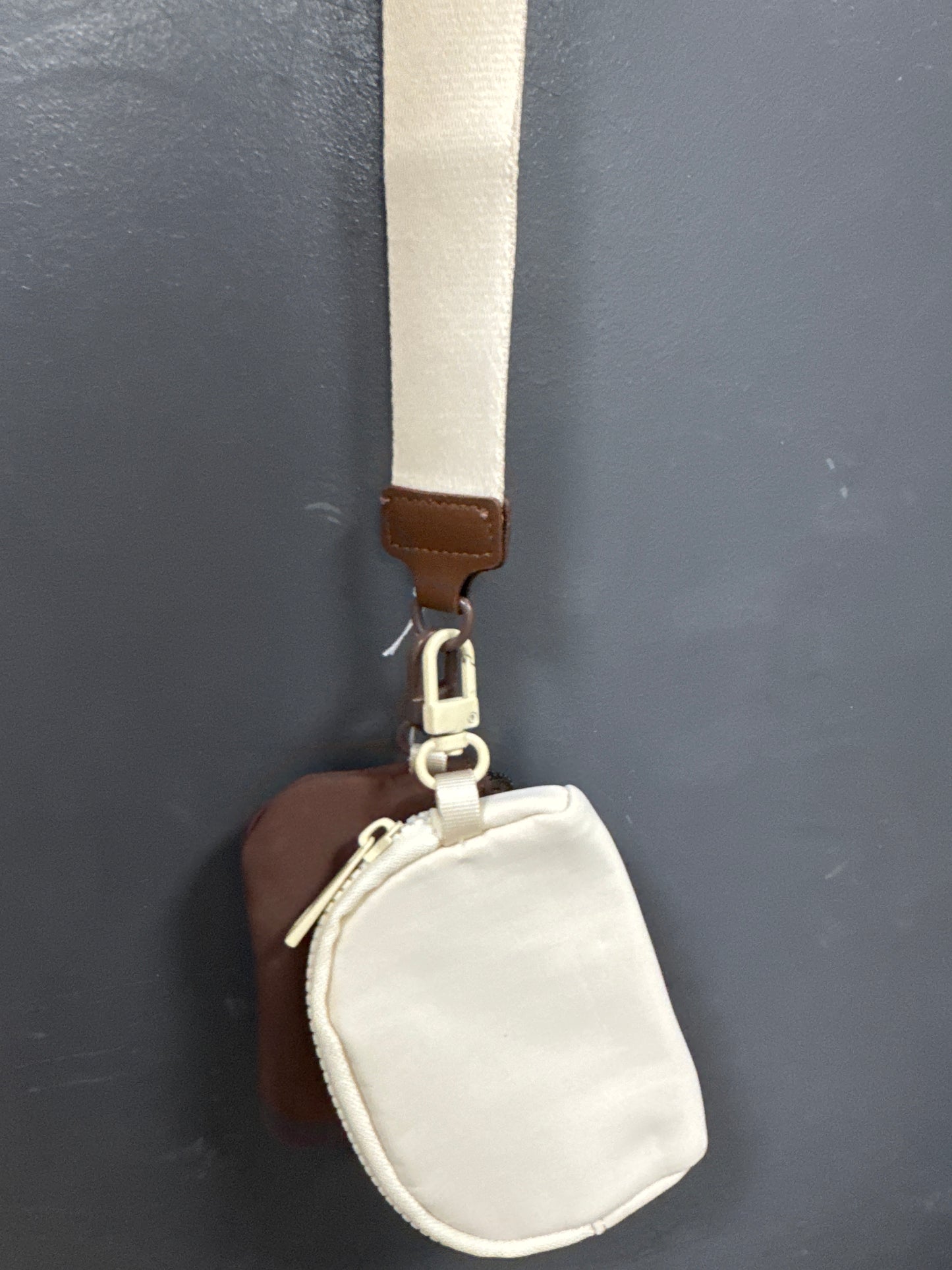 WRISTLET W/DOUBLE COIN PURSE