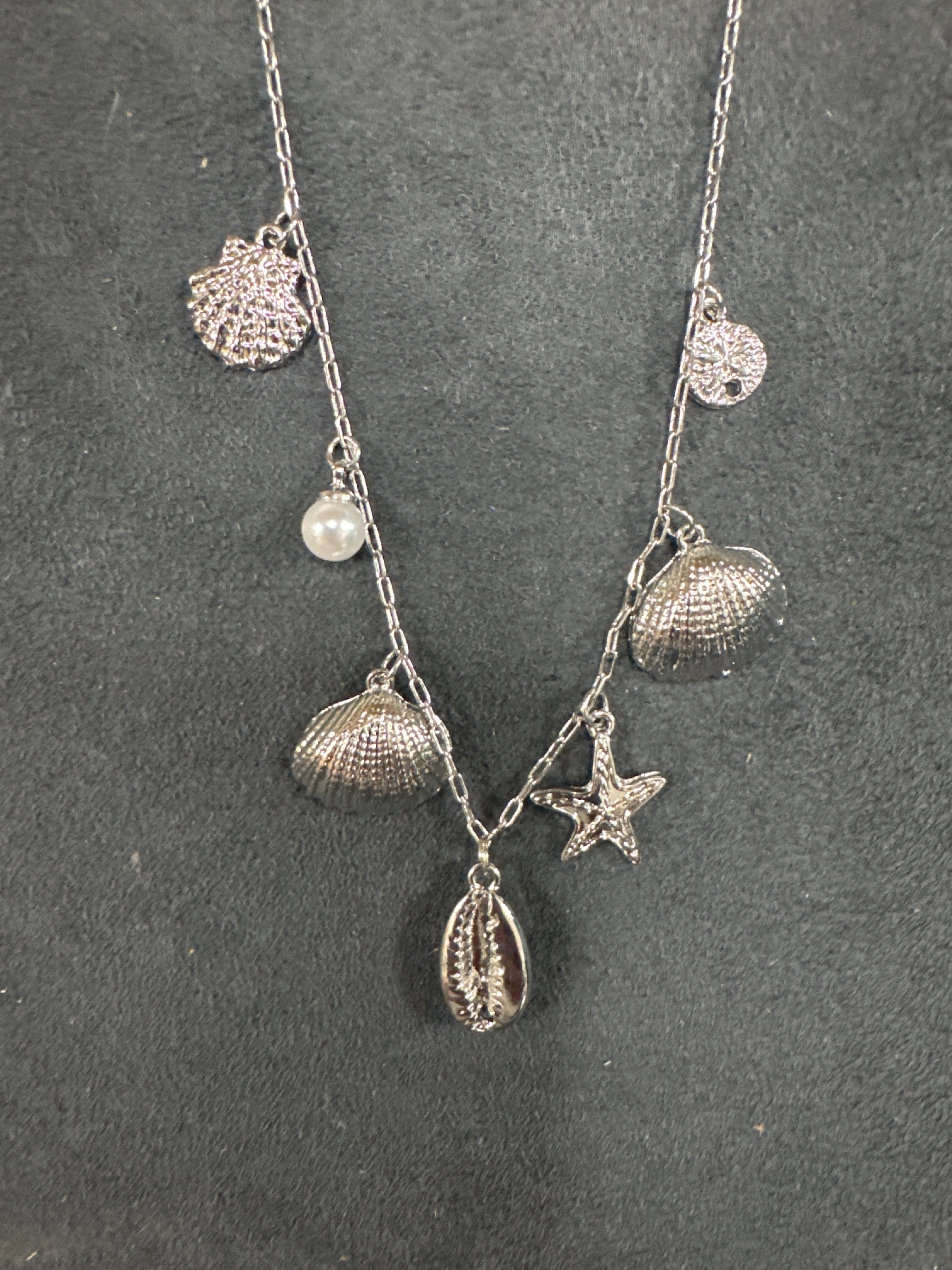 SILVER NECKLACE W/SEASHELLS & PEARLS CHARMS