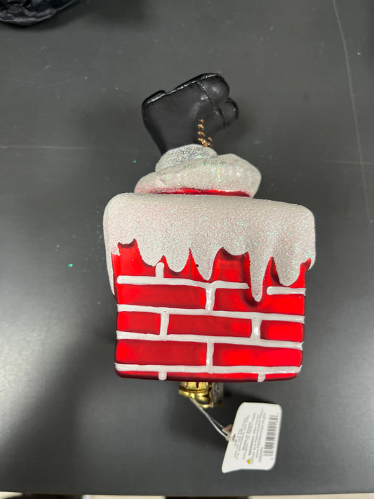 CHIMNEY WITH SANTA'S FEET ORNAMENT