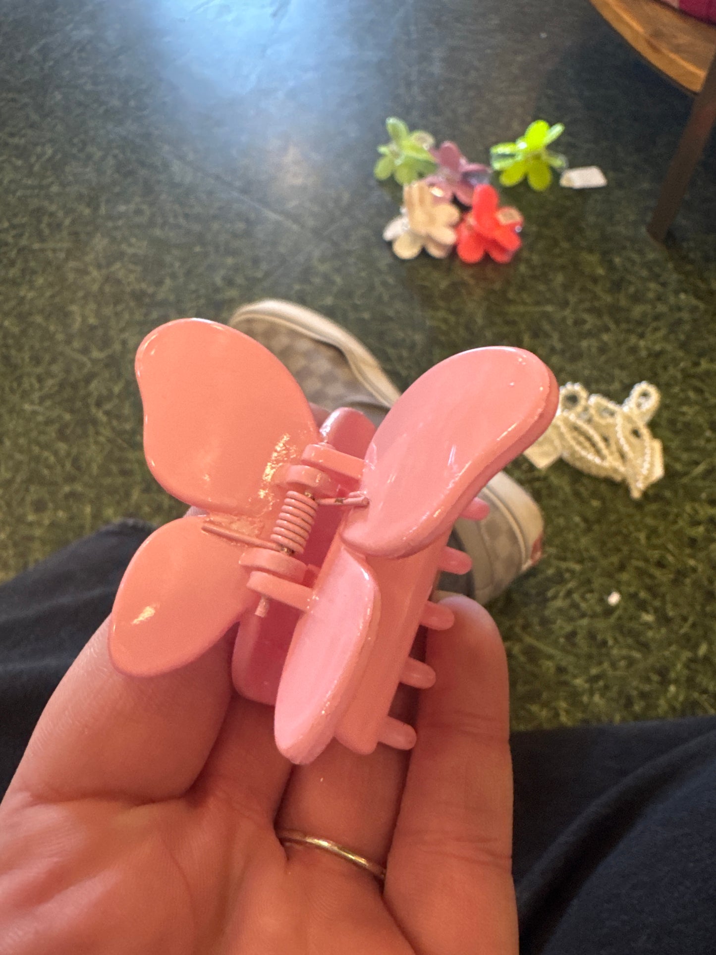 MED PINK BUTTERFLY CLAW CLIP