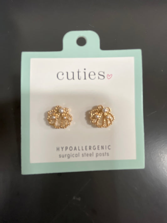 OPEN GOLD SCALLOP W/PEARLS EARRINGS