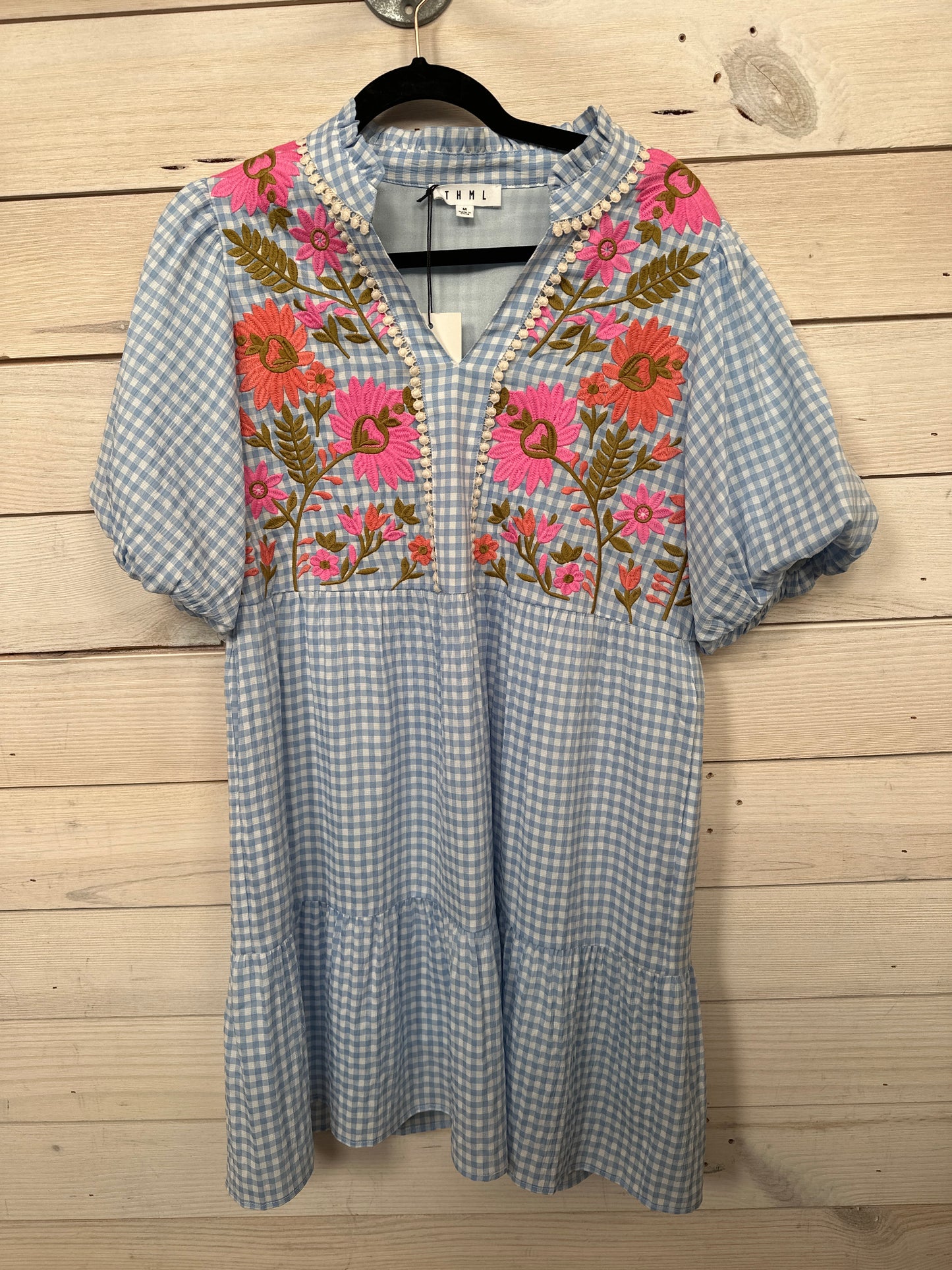 GINGHAM SHORT SLEEVE DRESS W/FLORAL DETAIL