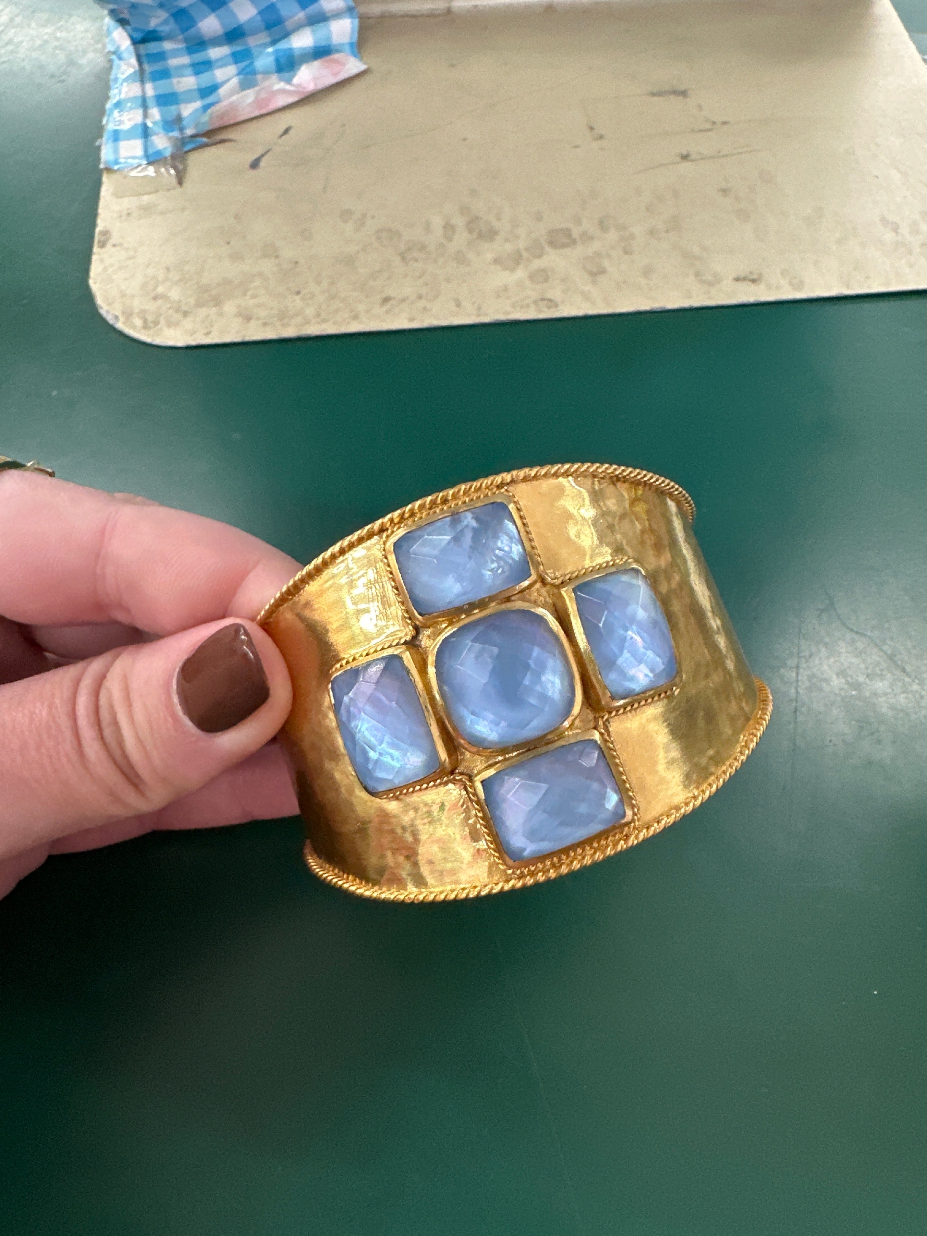 SAVOY CUFF GOLD IRD CHALECDONY