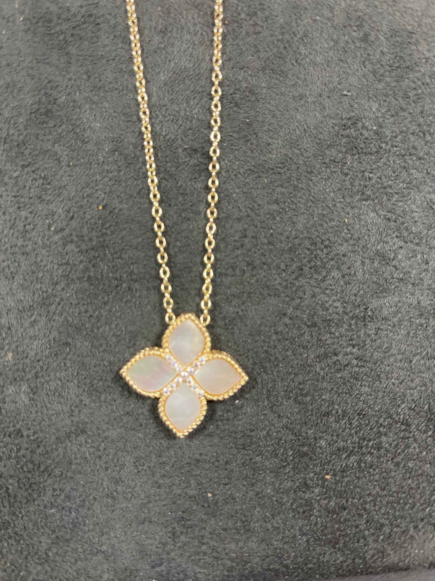 GOLD NECKLACE W/LARGE IVORY CLOVER