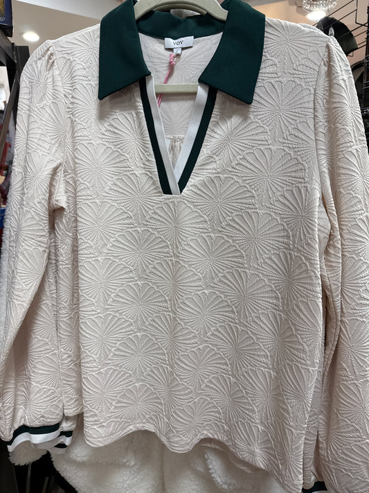 CREAM TEXTURED TOP W/GREEN CONTRAST COLLAR