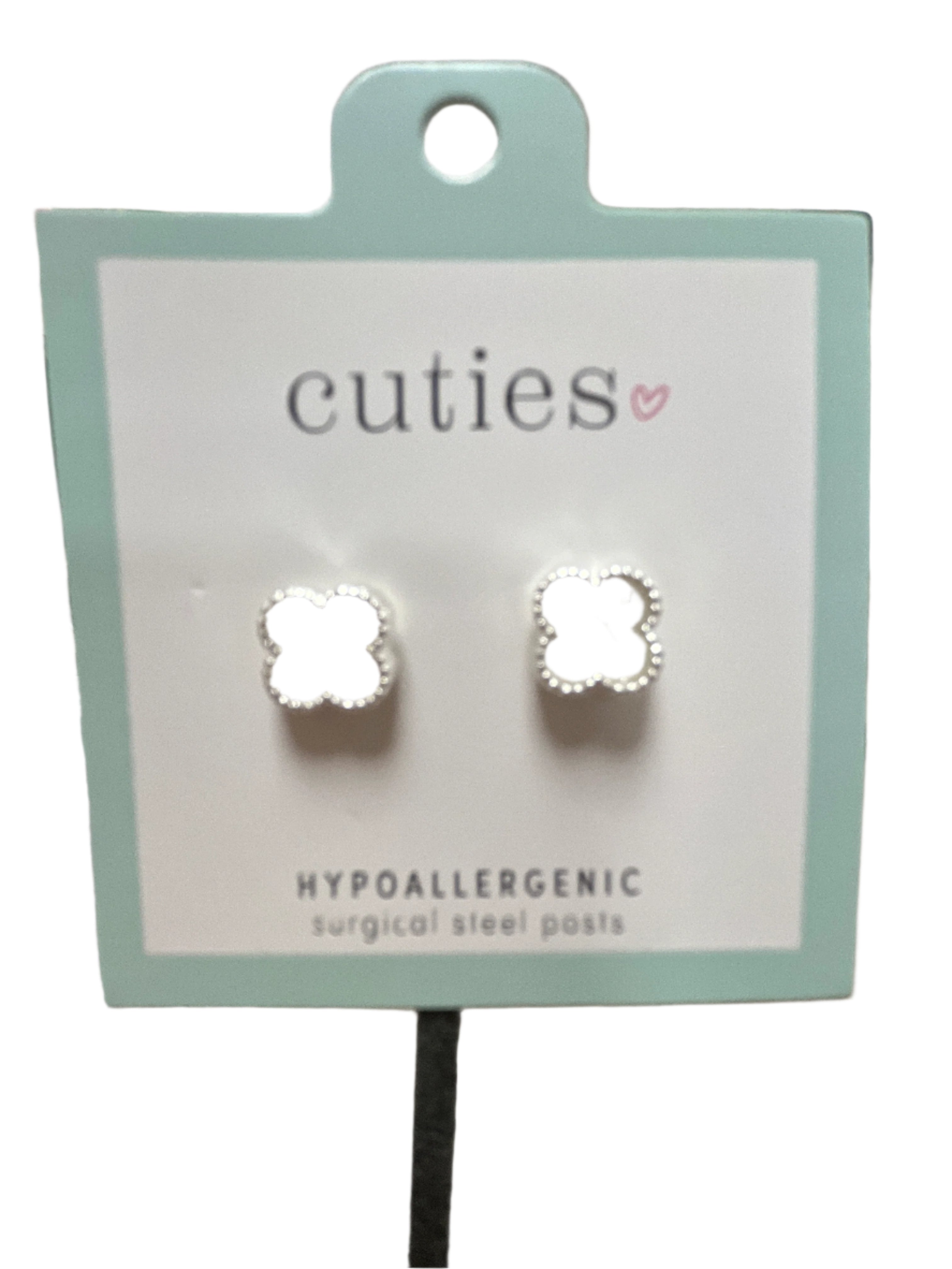 WHITE PEARLIZED CLOVER EARRINGS