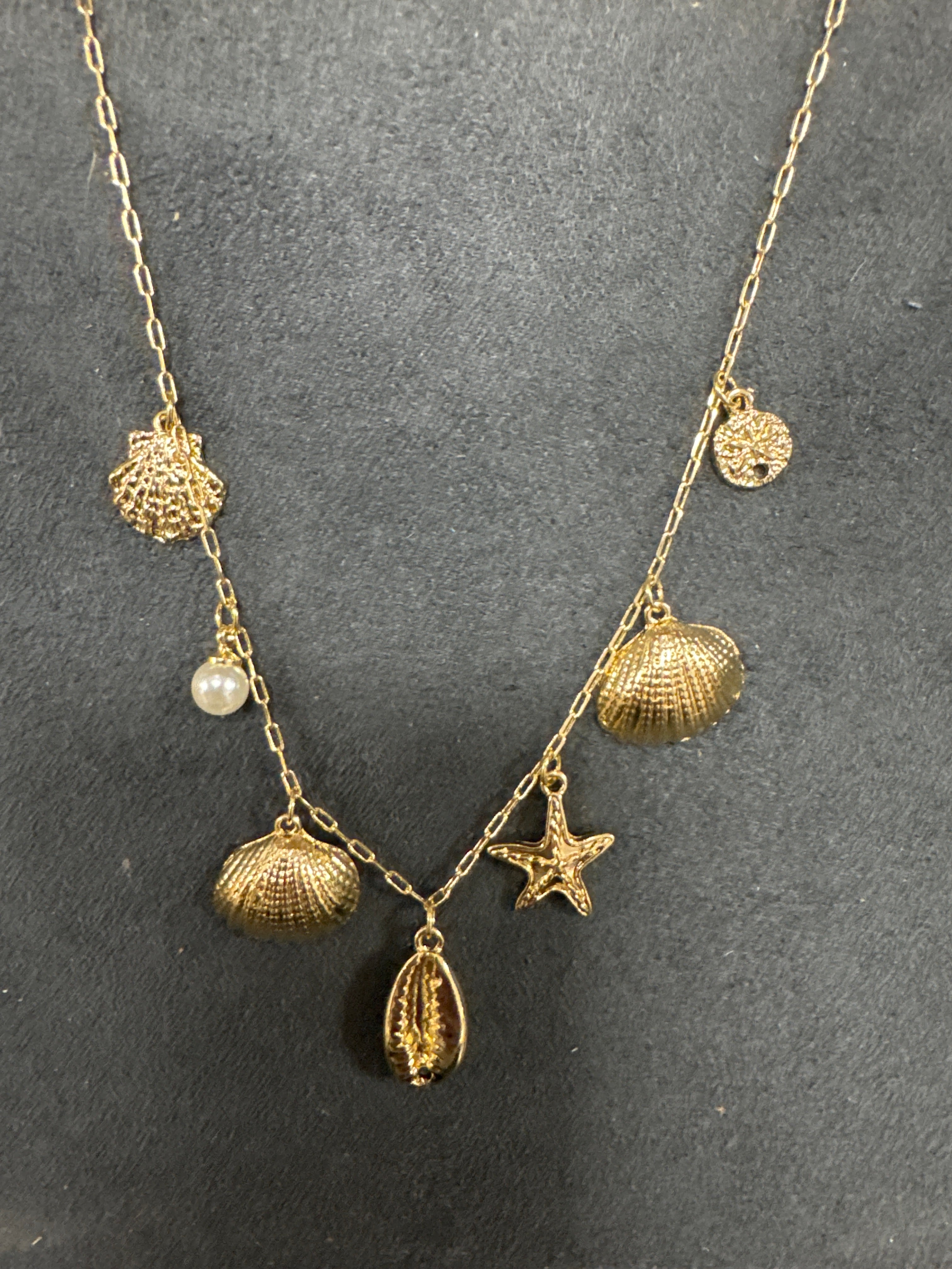 GOLD NECKLACE W/SEASHELLS & PEARLS CHARMS