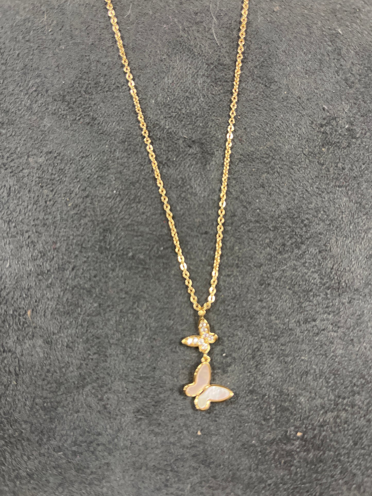 GOLD NECKLACE W/DOUBLE BUTTERFLY PENDANT