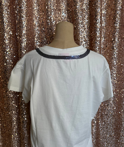 WHITE CAMERA AROUND THE NECK TEE