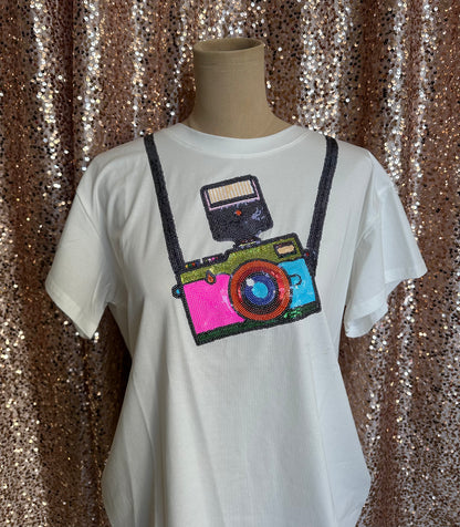 WHITE CAMERA AROUND THE NECK TEE