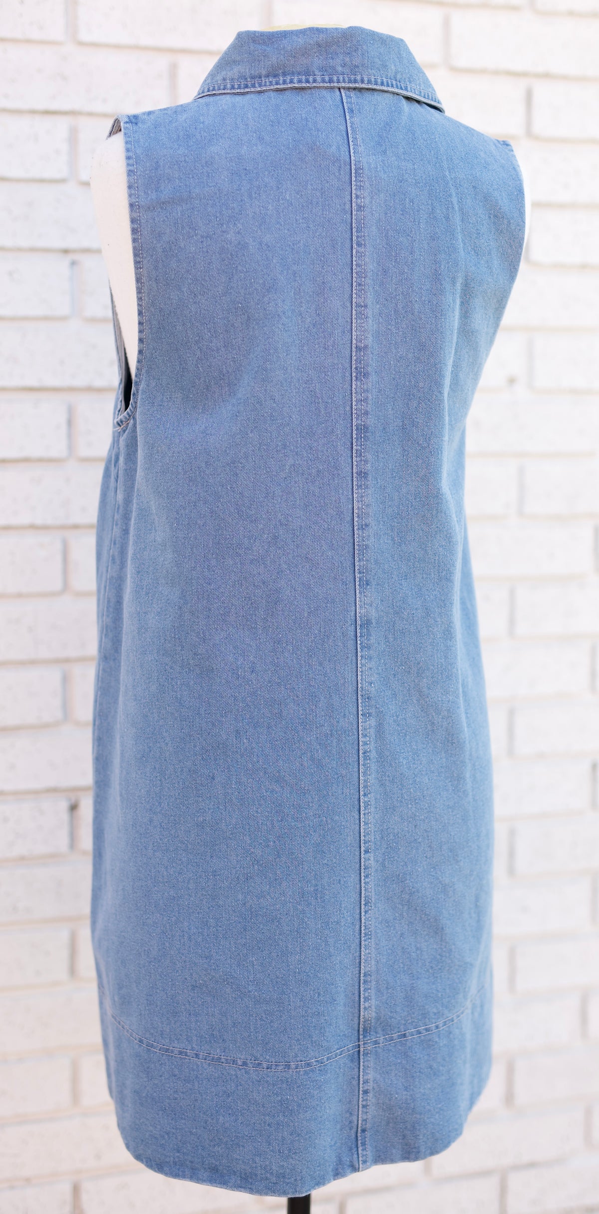 LIGHT BLUE COLLARED SLEEVELESS MINI DRESS WITH BUCKLE ACCENT