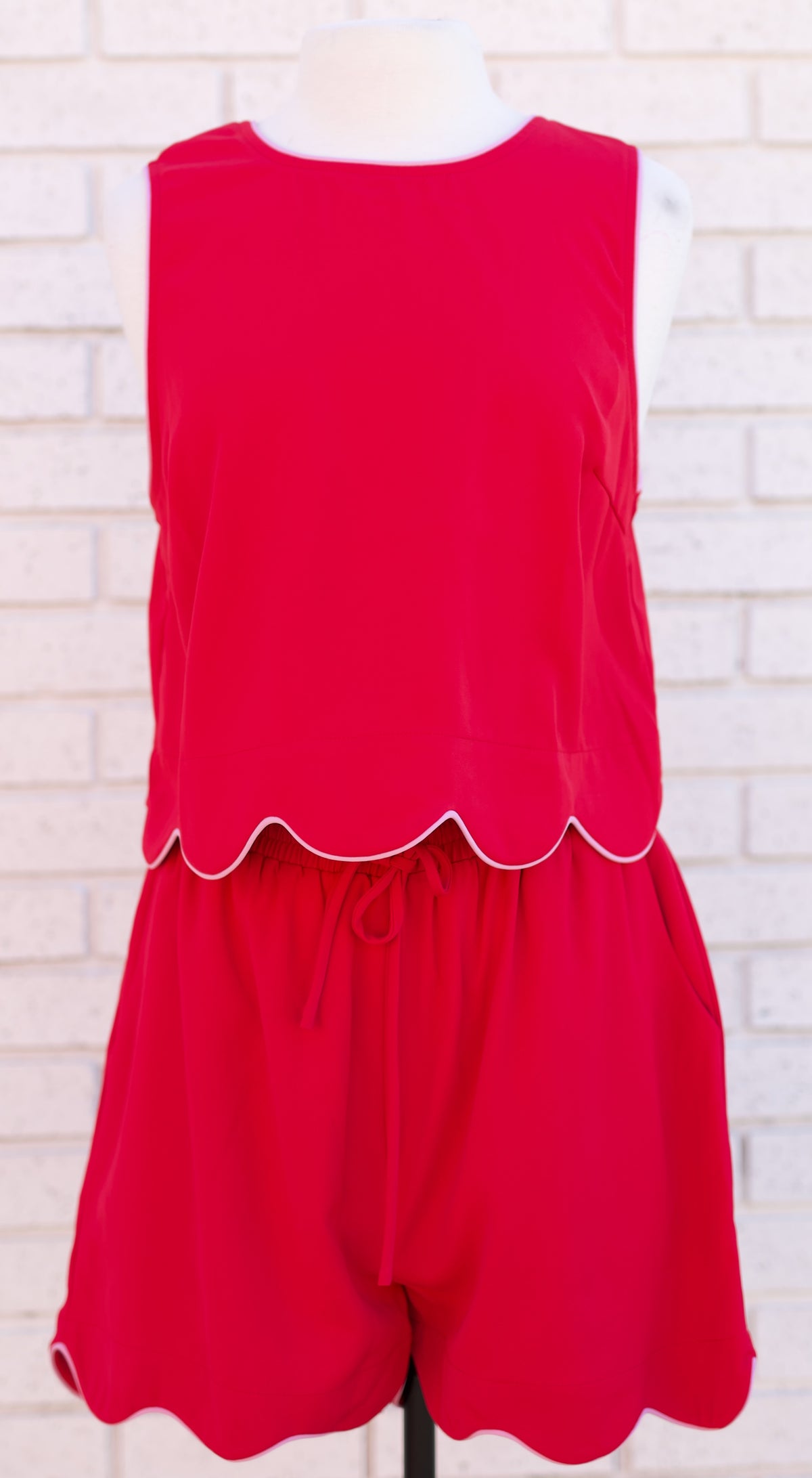 SCARLET 2PC SHORT SET WITH SCALLOP EDGE ACCENT