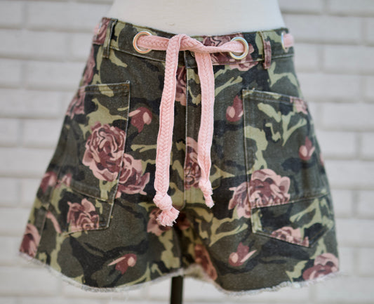 CAMO FLORAL PRINTED DENIM SHORTS