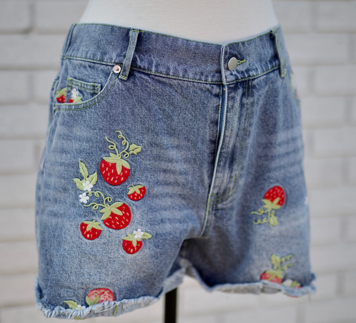 STRAWBERRY EMBROIDERED DENIM SHORTS