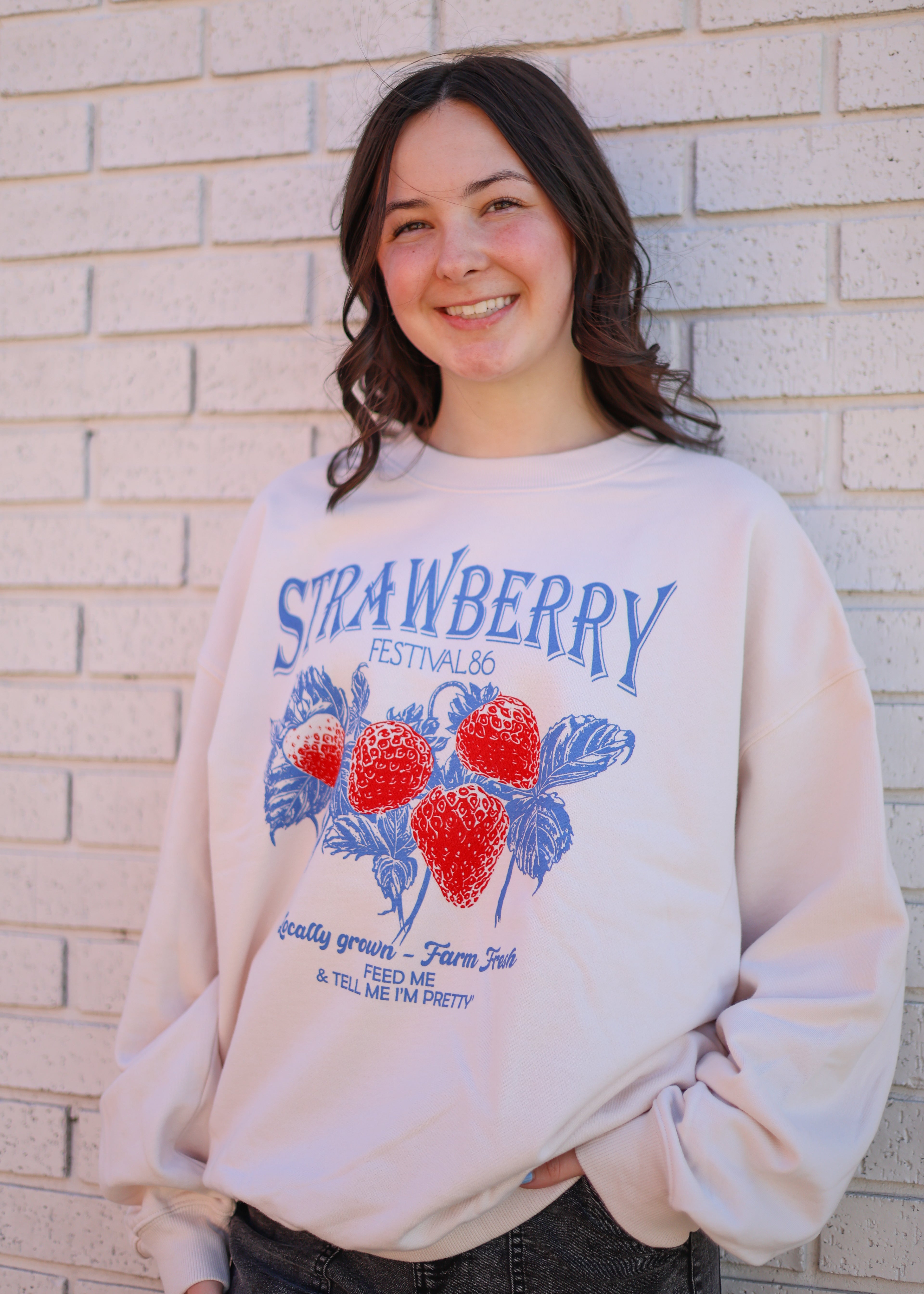IVORY STRAWBERRY GRAPHIC SWEATSHIRT