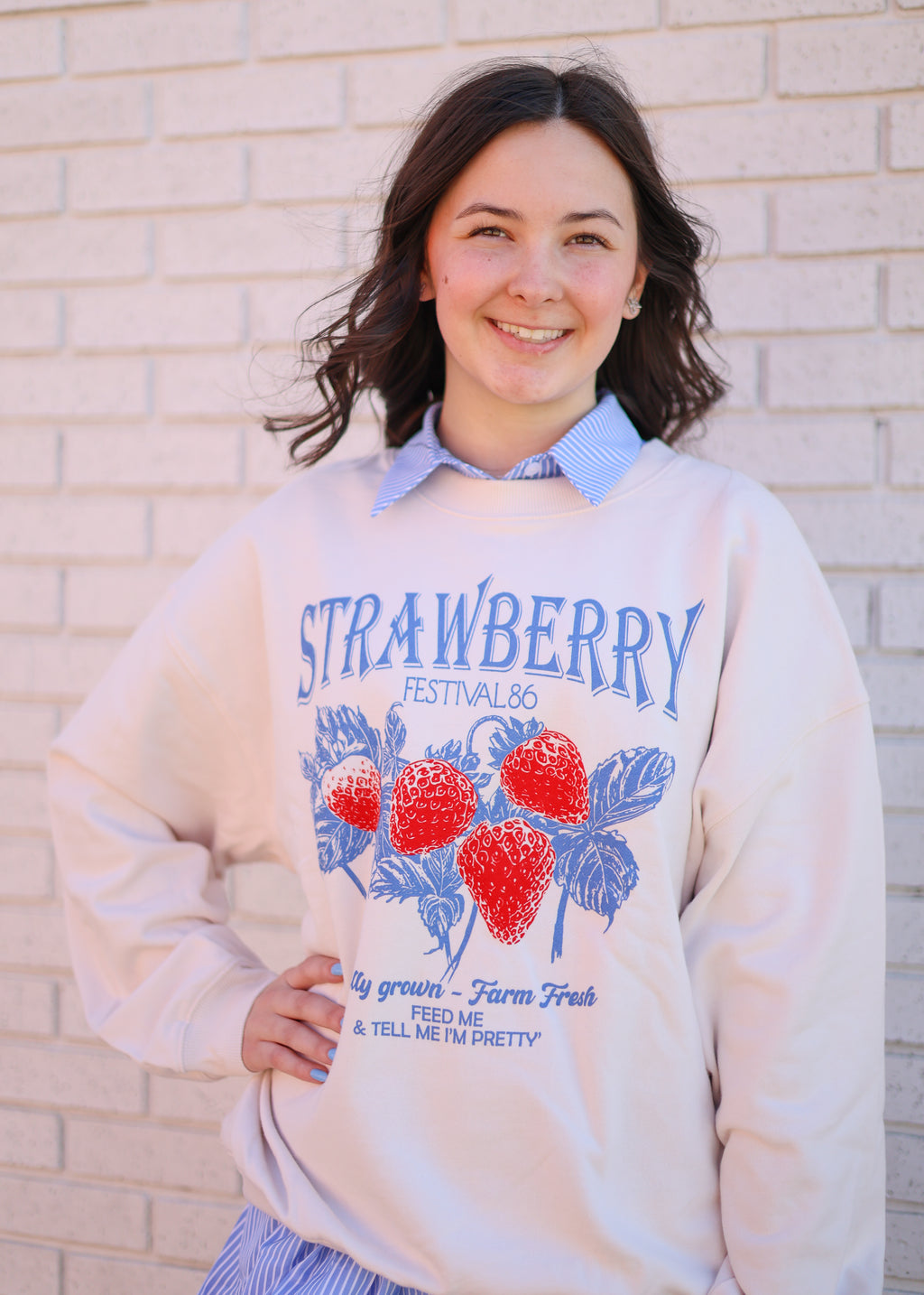 IVORY STRAWBERRY GRAPHIC SWEATSHIRT