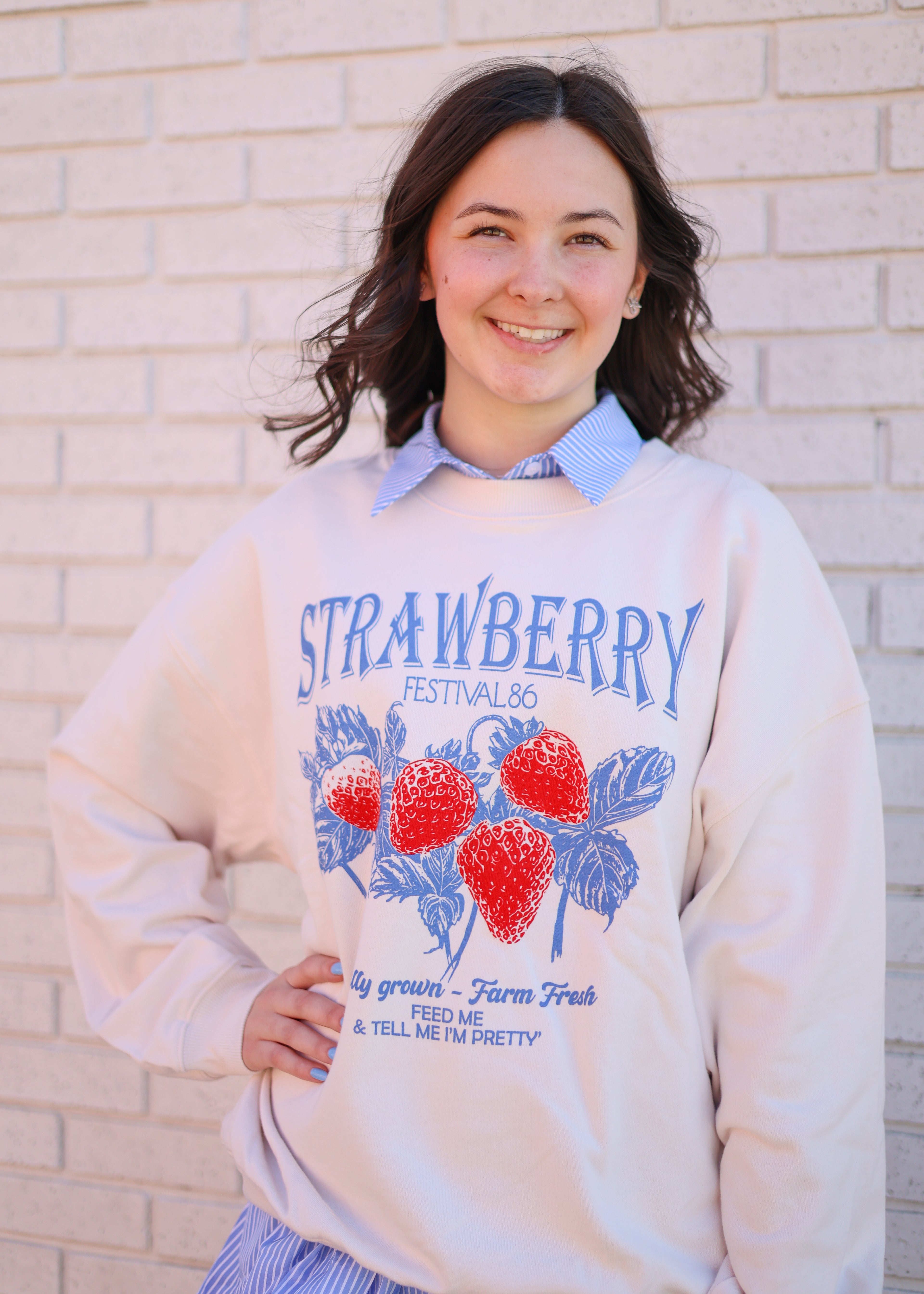 IVORY STRAWBERRY GRAPHIC SWEATSHIRT