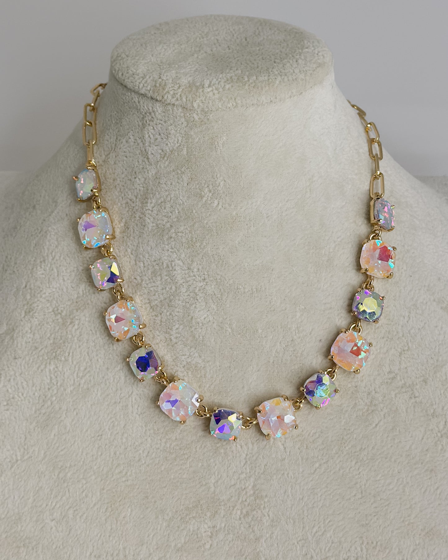 GOLD NECKLACE WITH IRIDESCENT GEMS