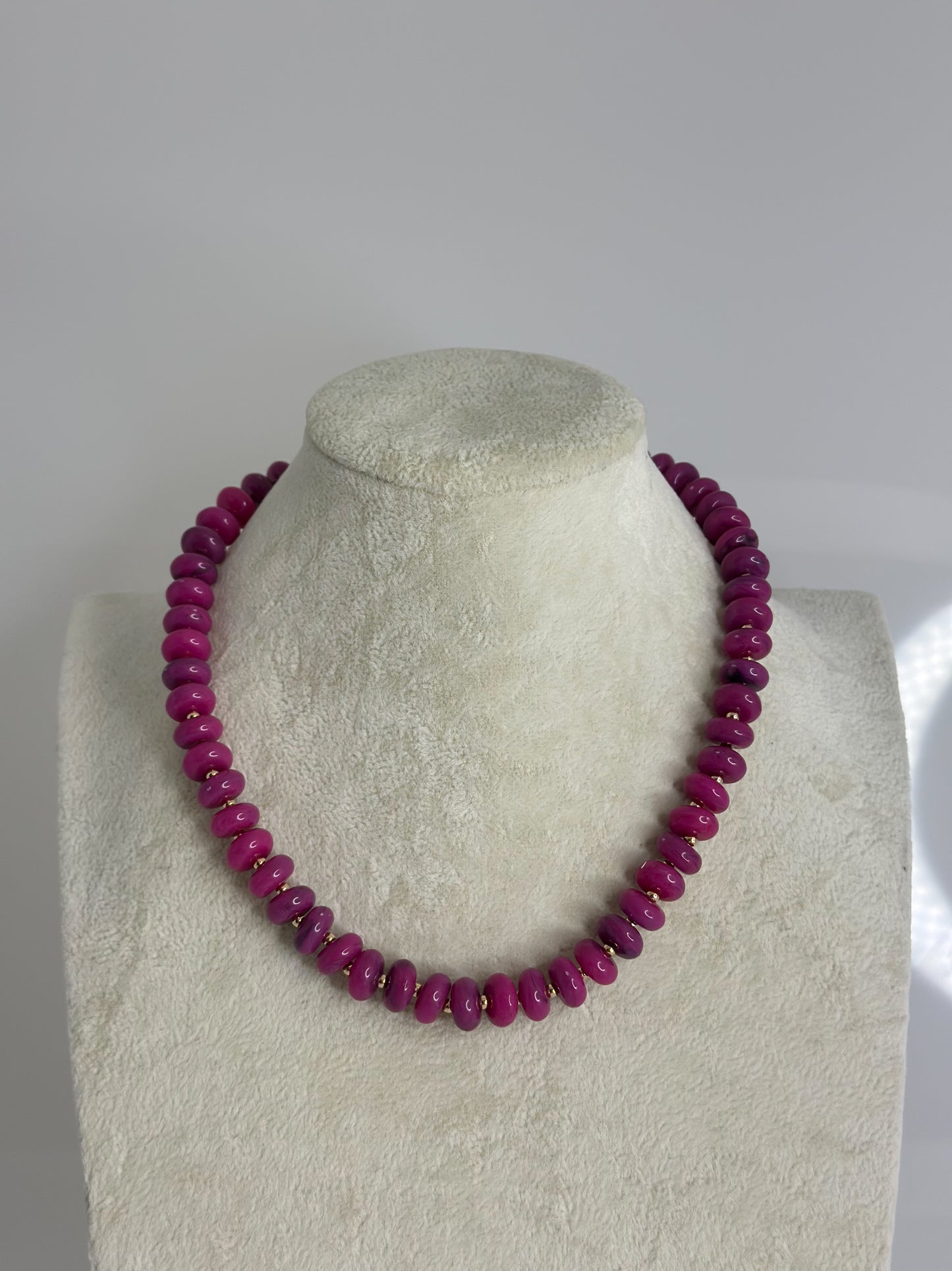 CHUNKY STONE BEADS NECKLACE - FUCHSIA