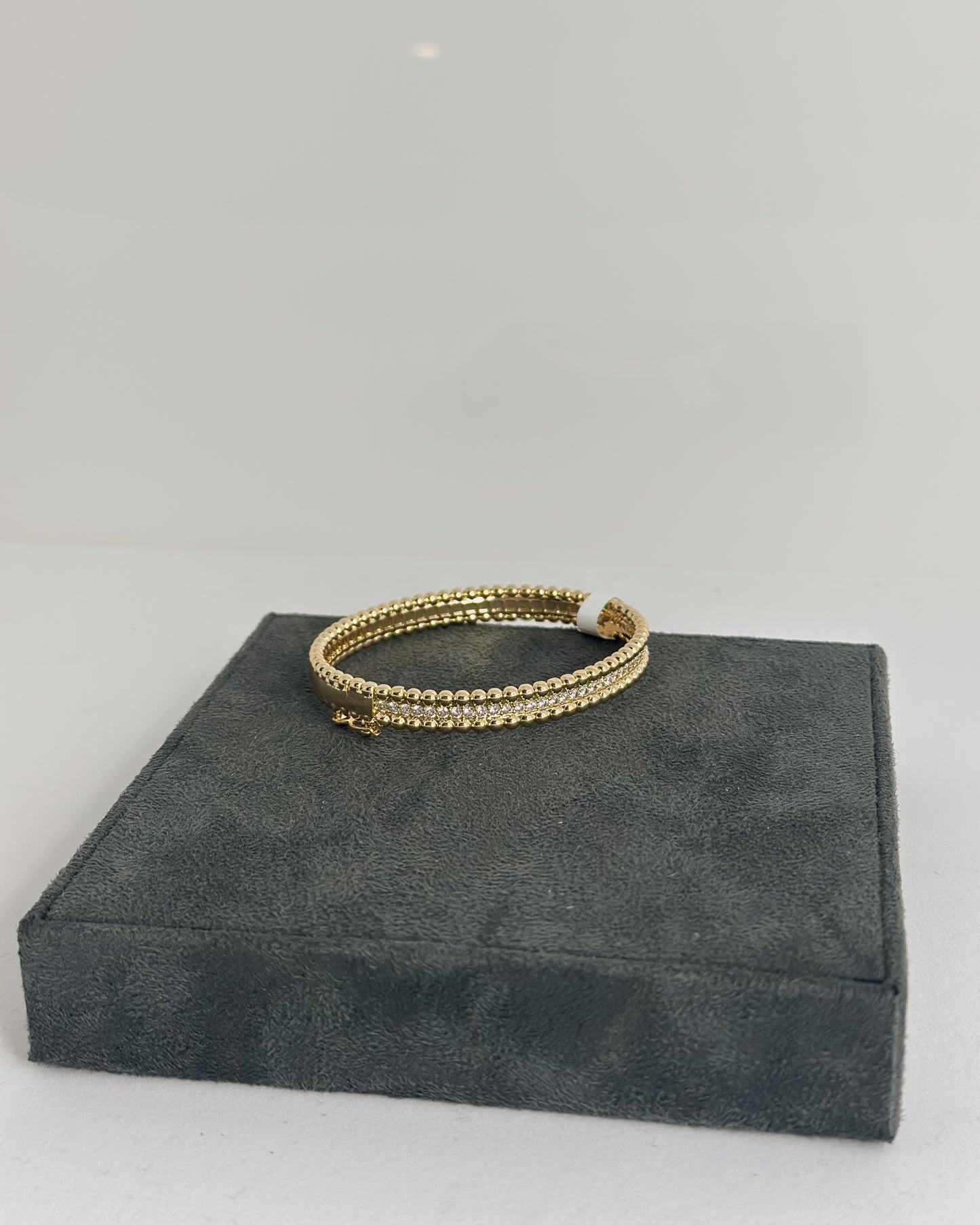 HINGED BRACELET WITH RHINESTONE CLOVER DETAIL