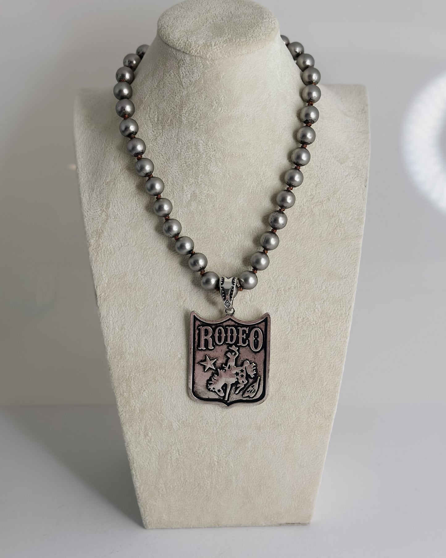 SILVER BEAD NECKLACE W/OVERSIZED PENDANT
