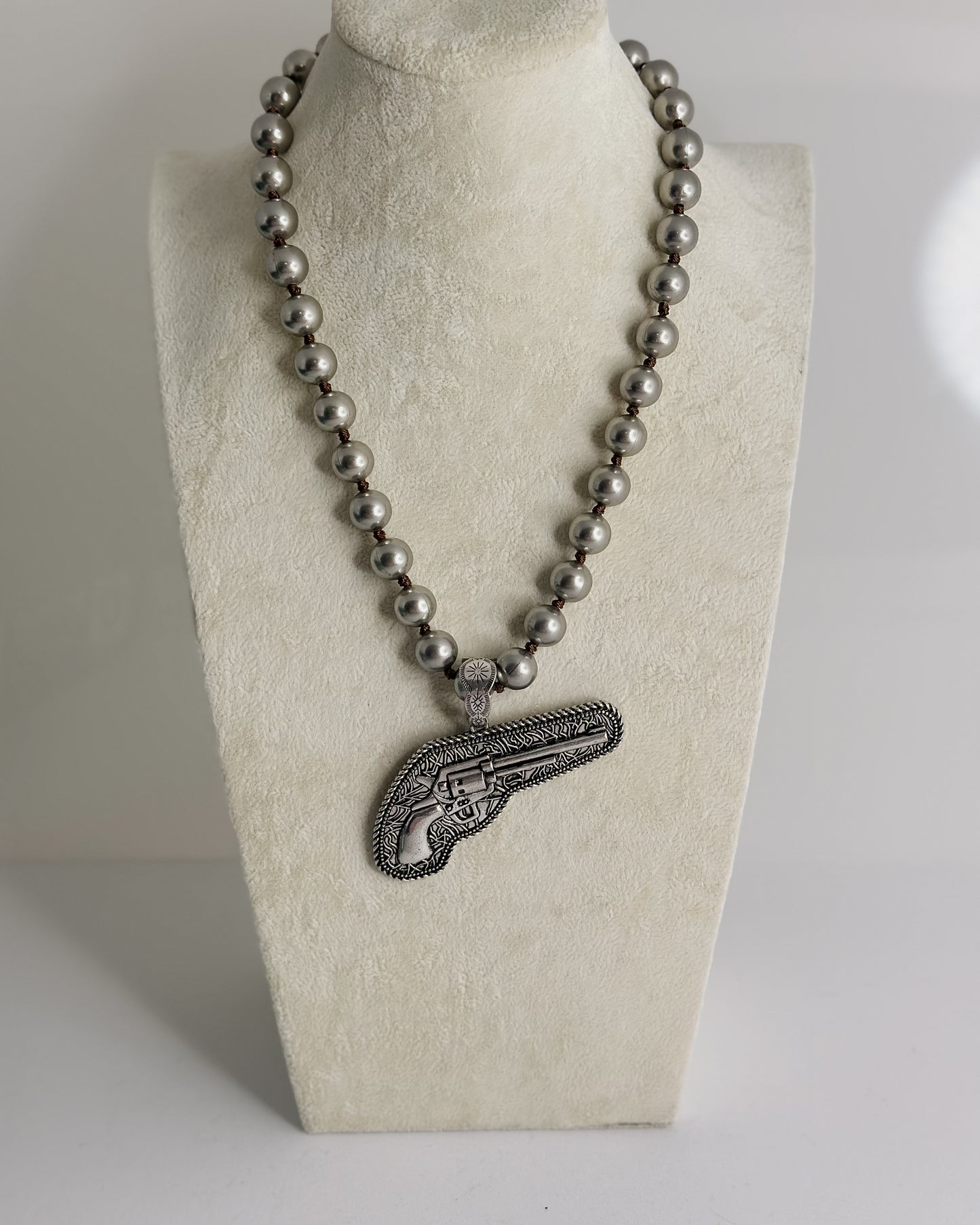 SILVER BEAD NECKLACE W/OVERSIZED PENDANT