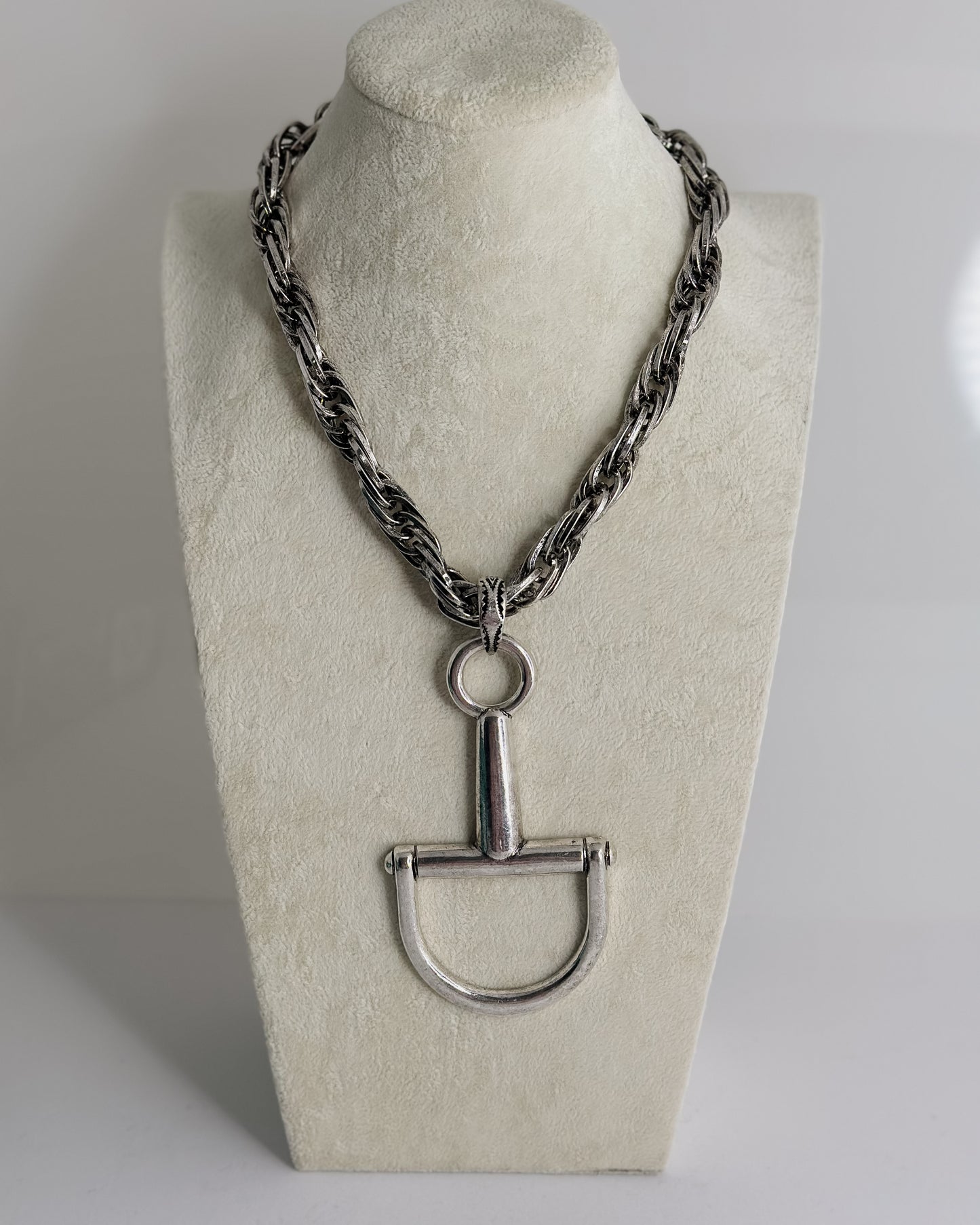 OVERSIZED HORSEBIT NECKLACE W/TWISTED CHAIN