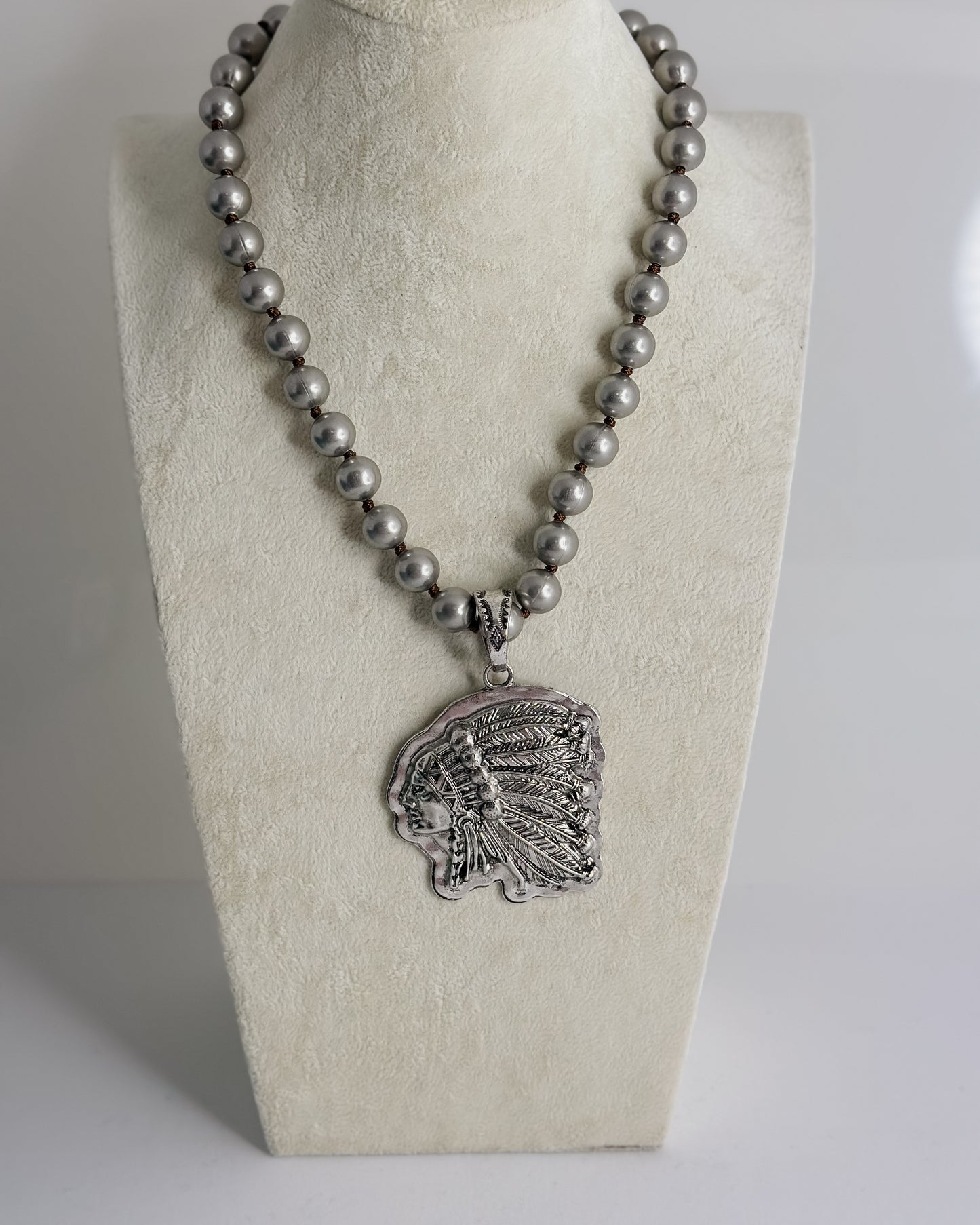 SILVER BEAD NECKLACE W/OVERSIZED PENDANT
