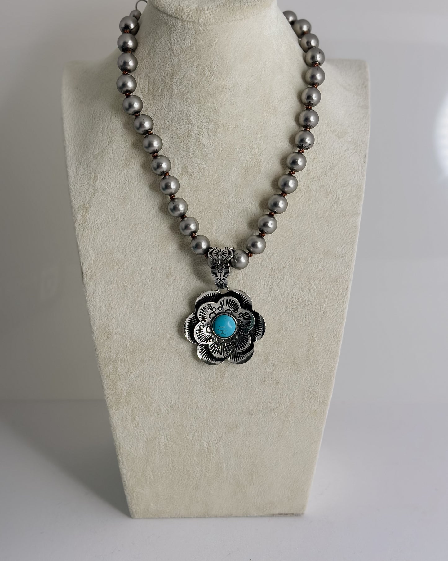 SILVER BEAD NECKLACE W/OVERSIZED PENDANT