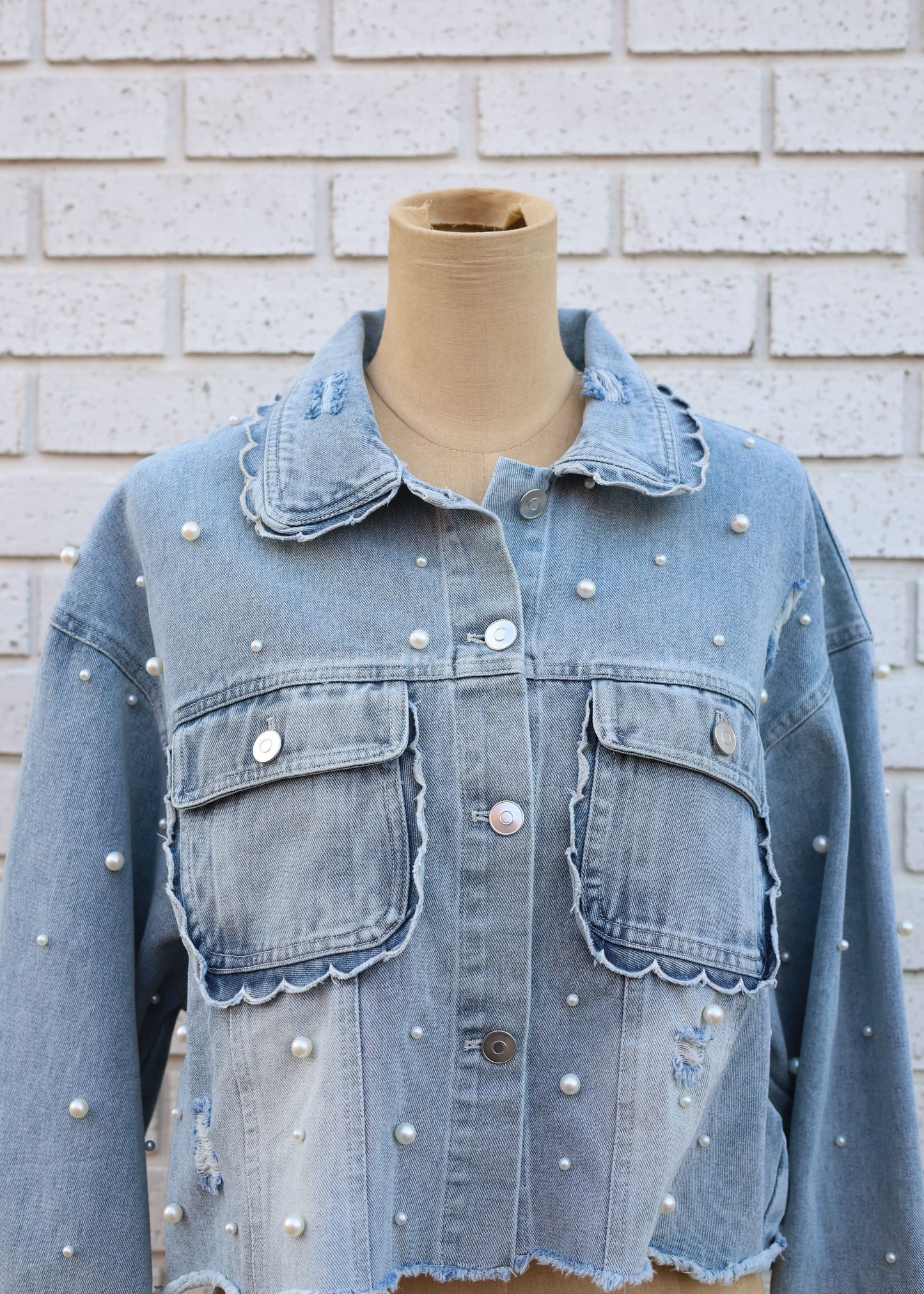 LIGHT DENIM SCALLOP DETAIL JACKET W/PEARLS