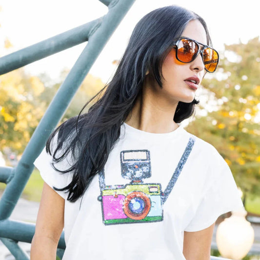 WHITE CAMERA AROUND THE NECK TEE