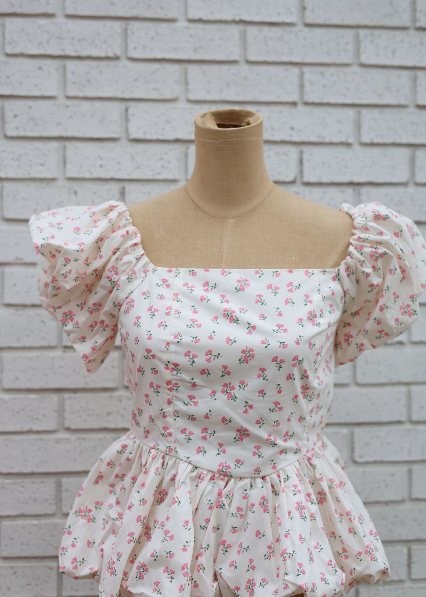 WHITE W/PINK FLORAL PUFF SLV BUBBLE HEM TOP