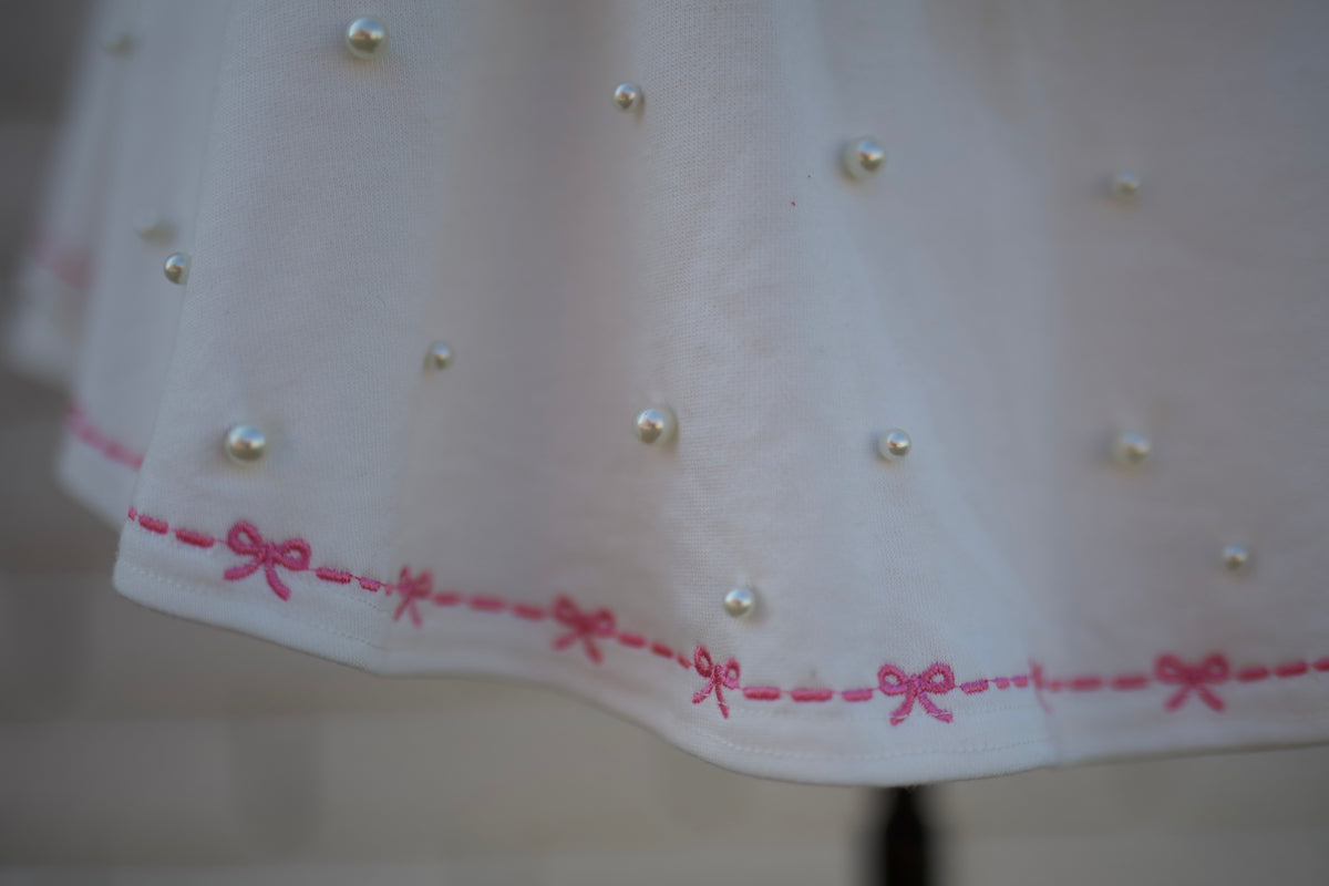 WHITE SKORT W/PEARL & PINK BOW DETAIL